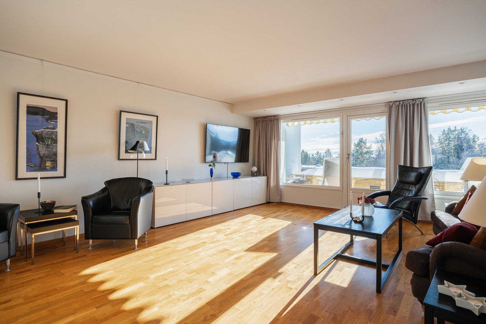 Stuen er lys og tiltalende, med gode vindusflater som gir rikelig med dagslys og en luftig atmosfære. Galleribilde