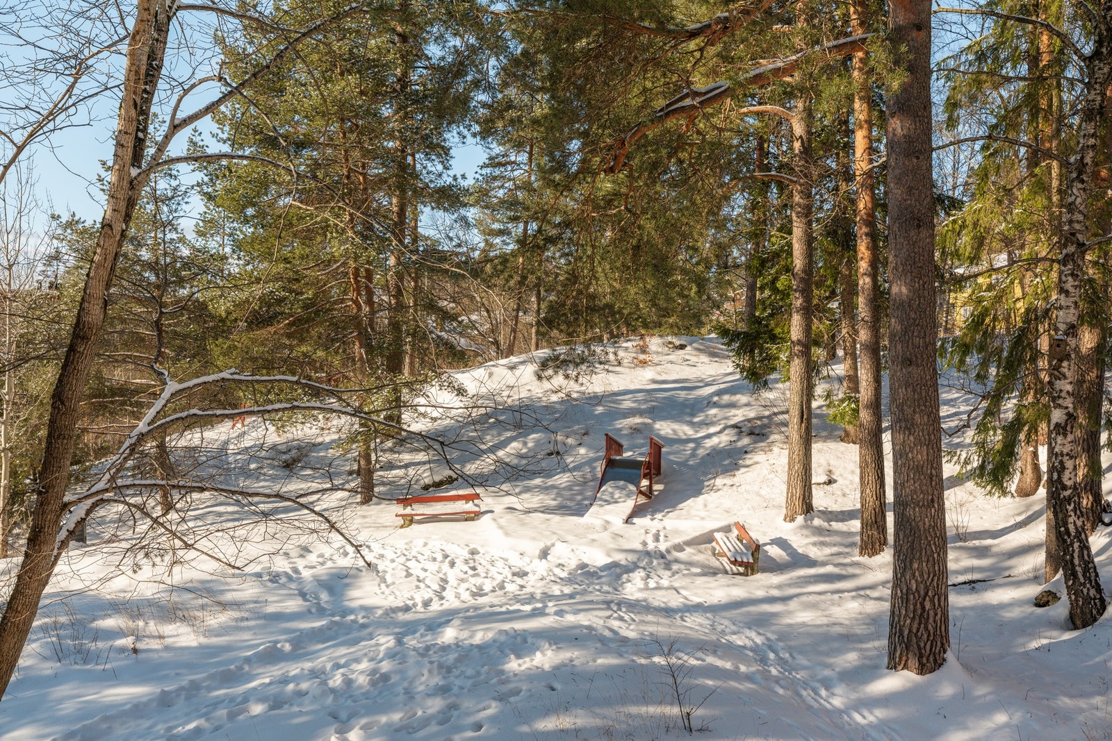 Ankerveien på Holmenkollen er en eksklusiv beliggenhet kjent for sine naturskjønne omgivelser og flotte utsiktspunkter over Oslo og Oslofjorden. Galleribilde