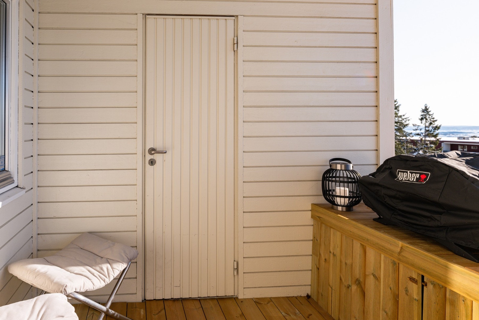 Det er montert markise og det er en bod i tilknytning til verandaen. Galleribilde