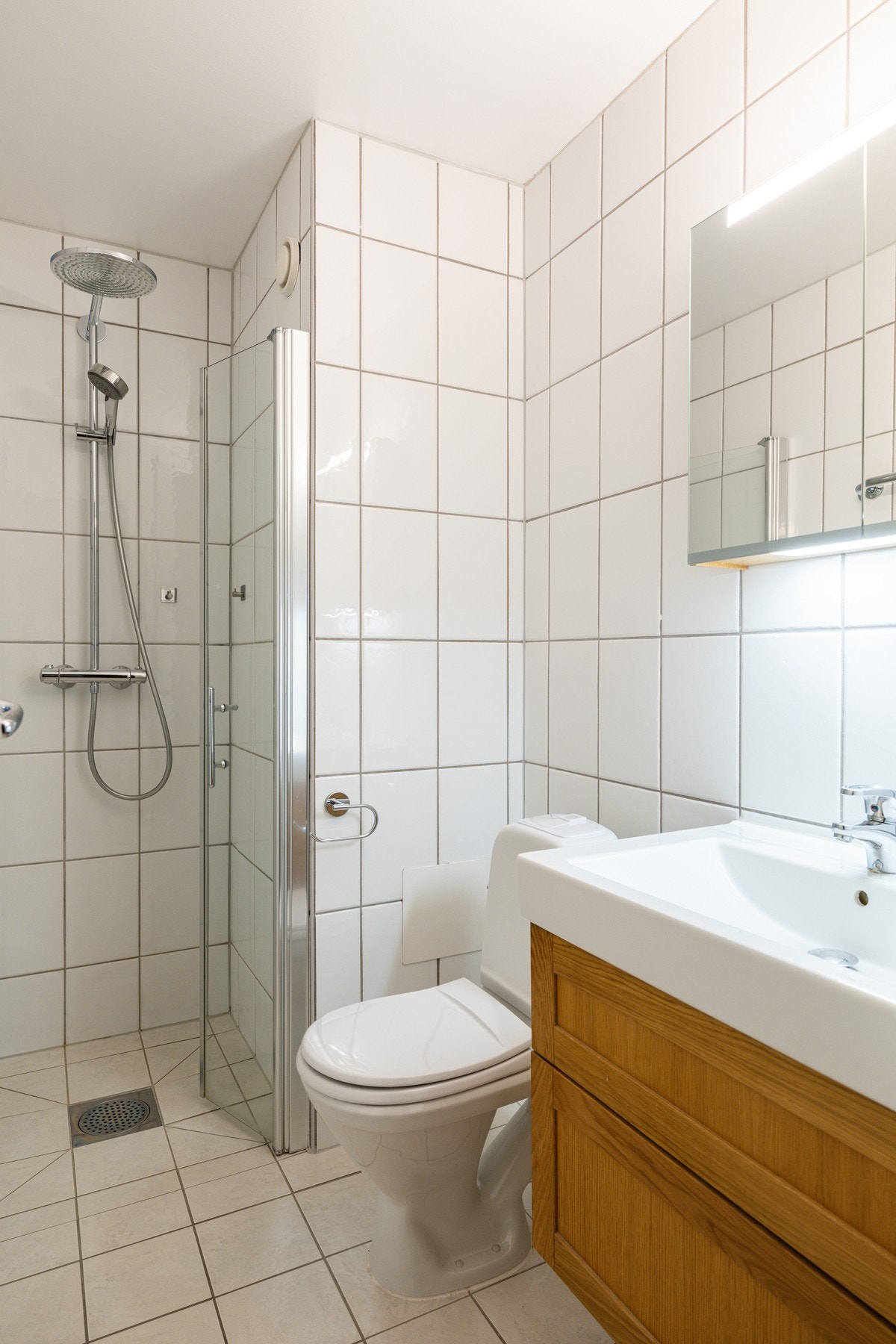 Badet fremstår som praktisk og funksjonelt. Galleribilde