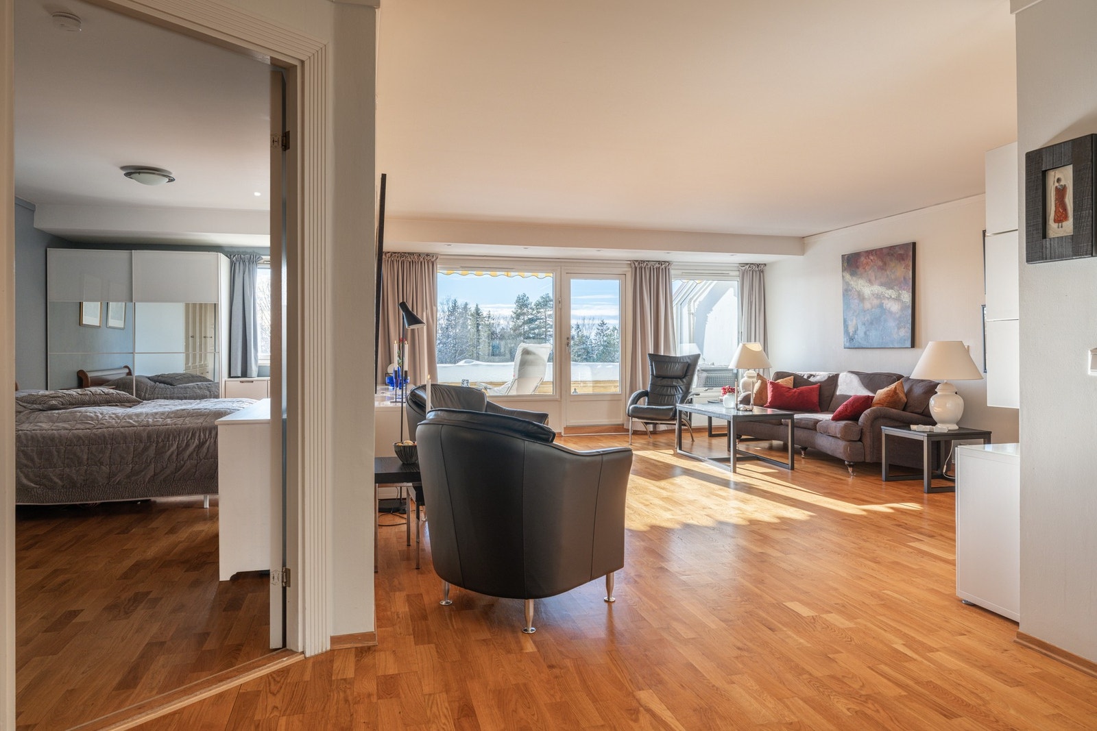 Fra kjøkkenet inn mot stuen og hovedsoverommet. Galleribilde