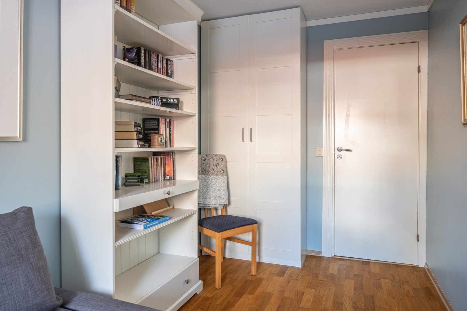 Rommet har plass til seng og garderobeløsning. Galleribilde