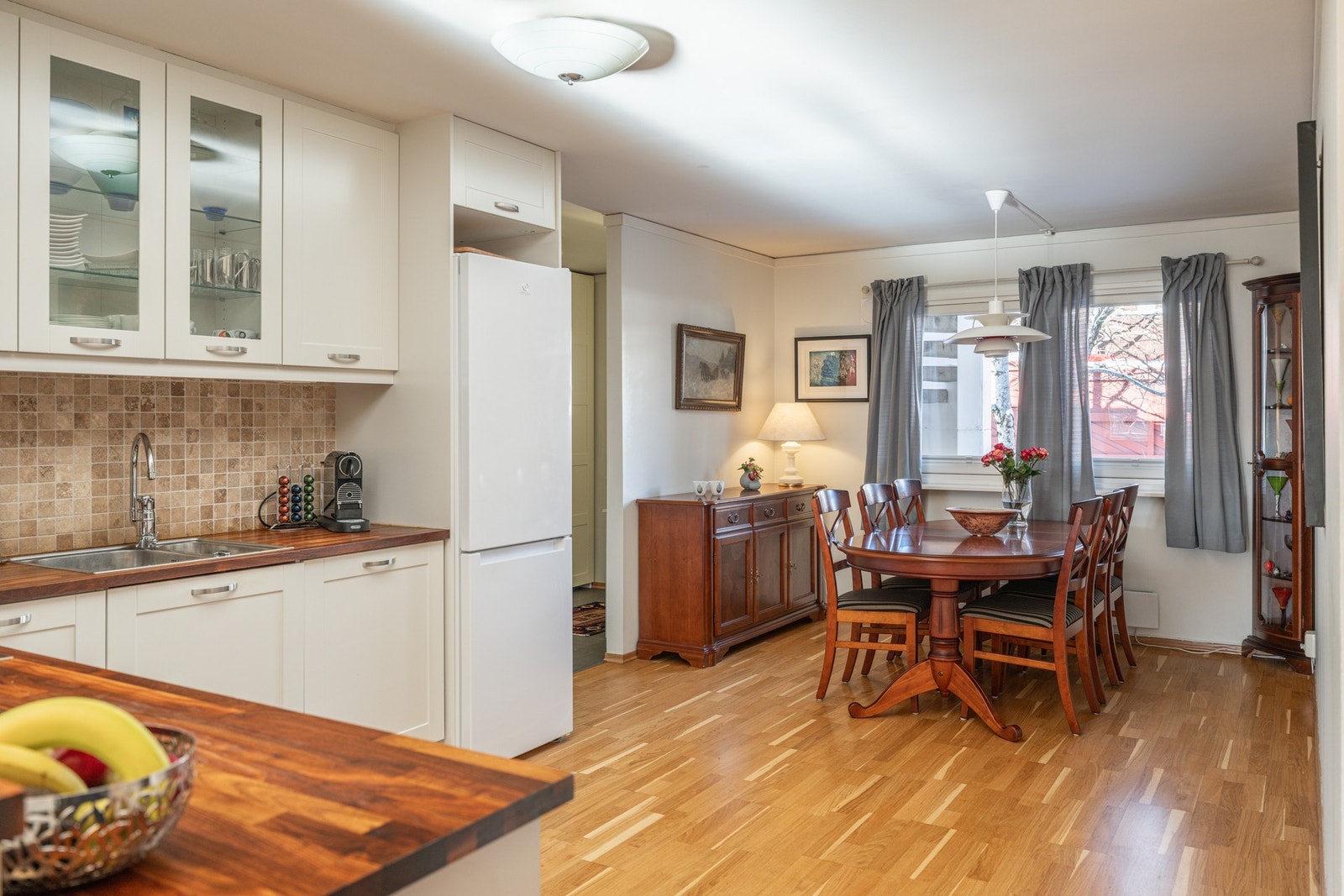 God plass til spisemøblement som innbyr til sosialt samvær med familie og venner. Galleribilde