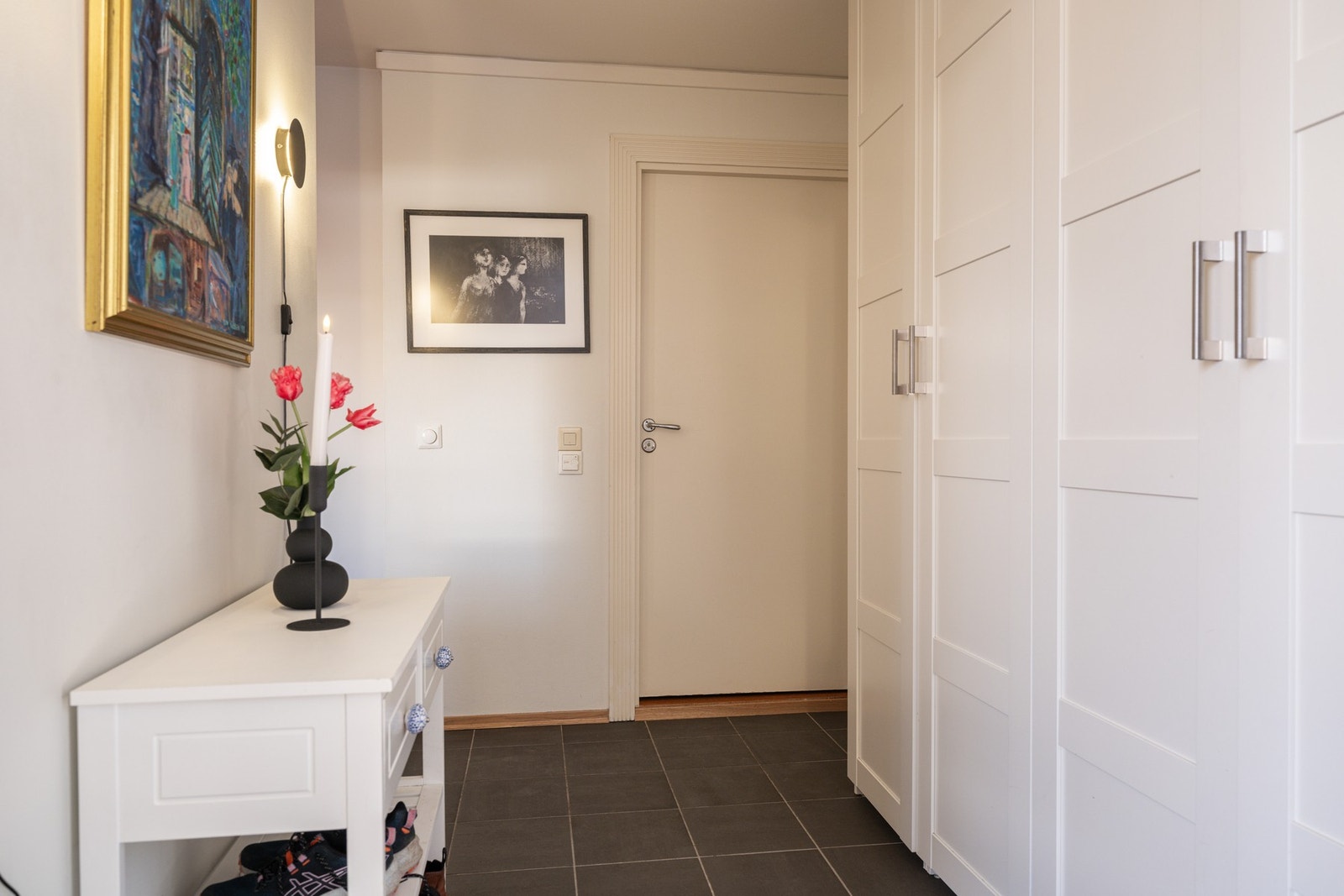 Innbydende entré som gir et god førsteinntrykk av leiligheten. Her er det garderobeskap som gir gode oppbevaringsmuligheter for yttertøy og sko. Galleribilde