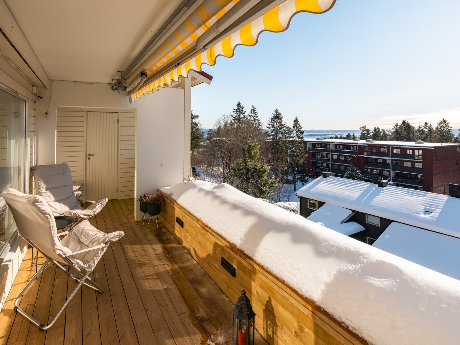 Verandaen fungerer som en naturlig forlengelse av stuen i sommerhalvåret. Galleribilde