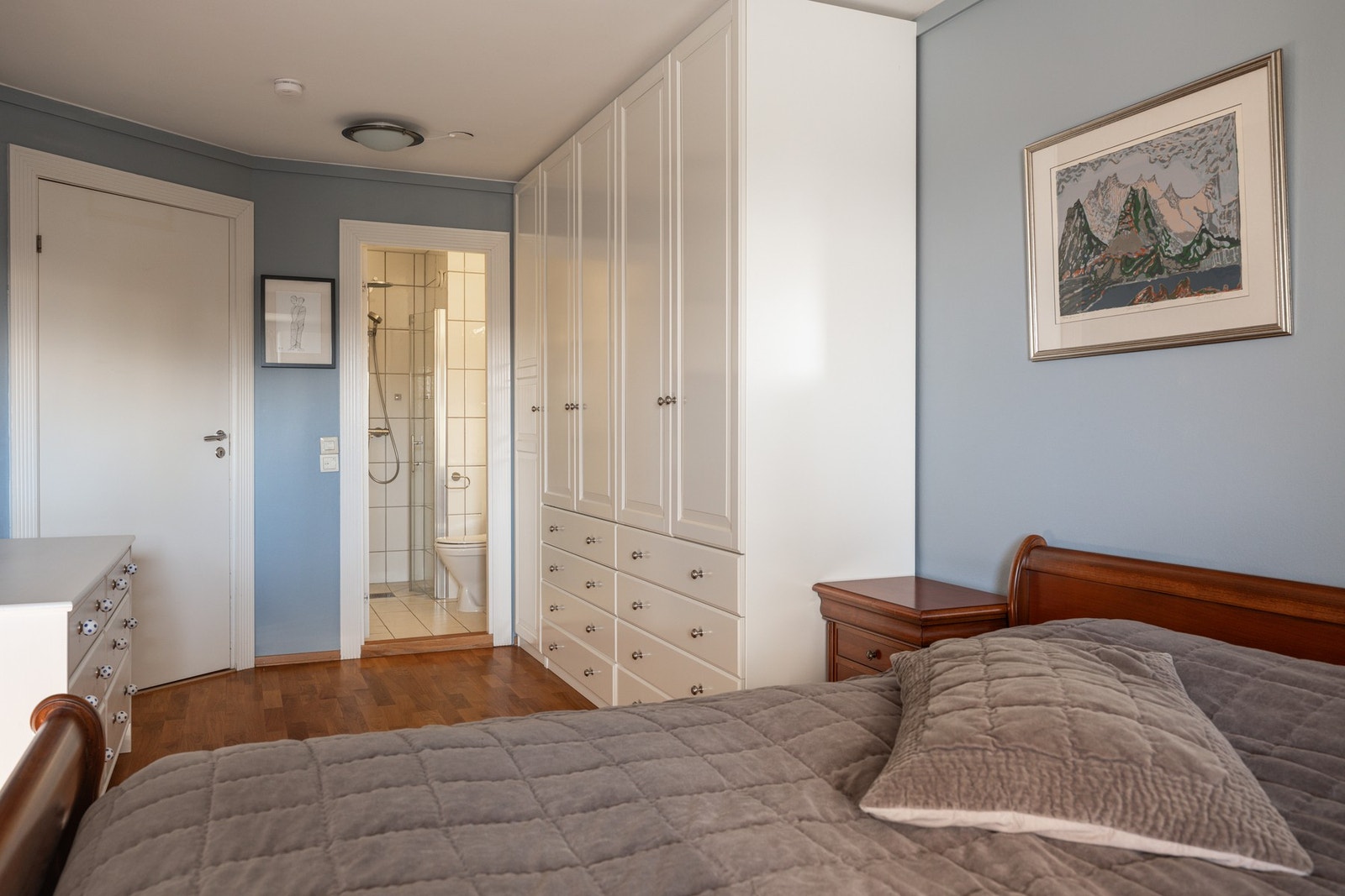 Det er to gode sovero im i leiligheten. Hovedsoverommet har god størrelse med plass til dobbeltseng og garderobeløsning. Galleribilde