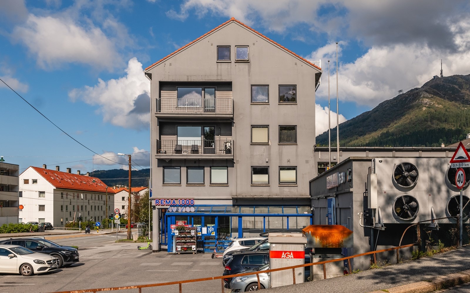 Den daglige handleturen kan du ta på Rema 1000 rett over veien, kun få minutters gange fra leiligheten. Galleribilde