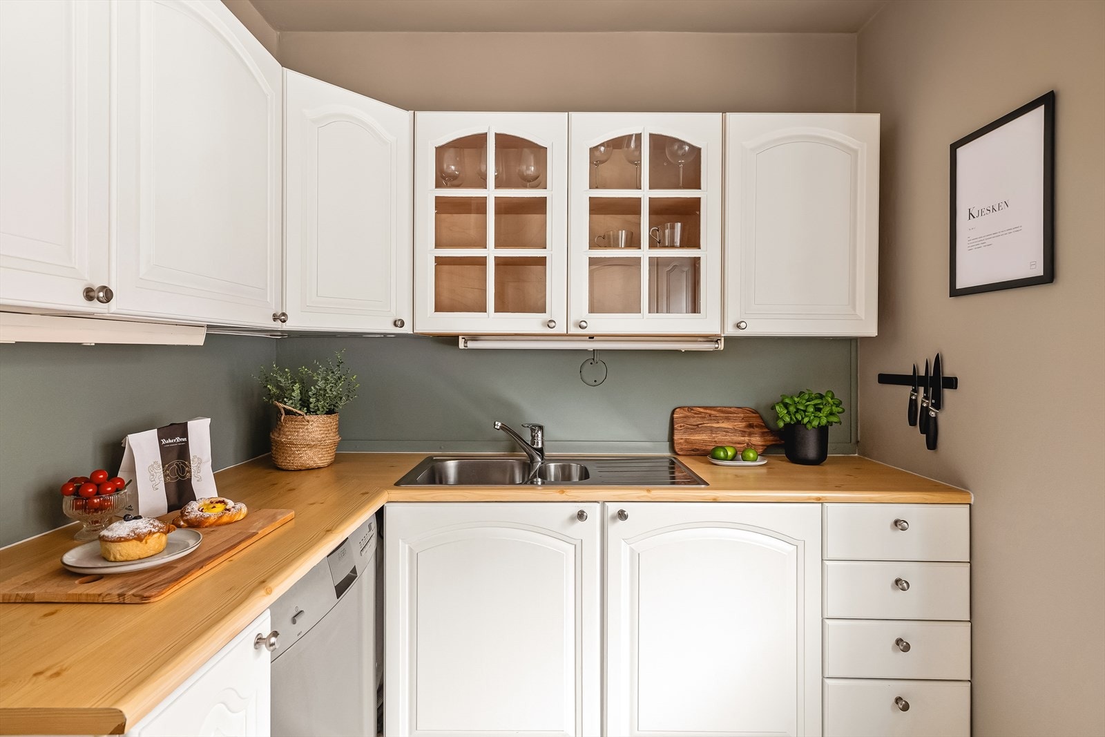 I byggets 2. etasje finner du en innbydende, romslig leilighet med en planløsning som skaper en gjennomgående fin flyt. Galleribilde