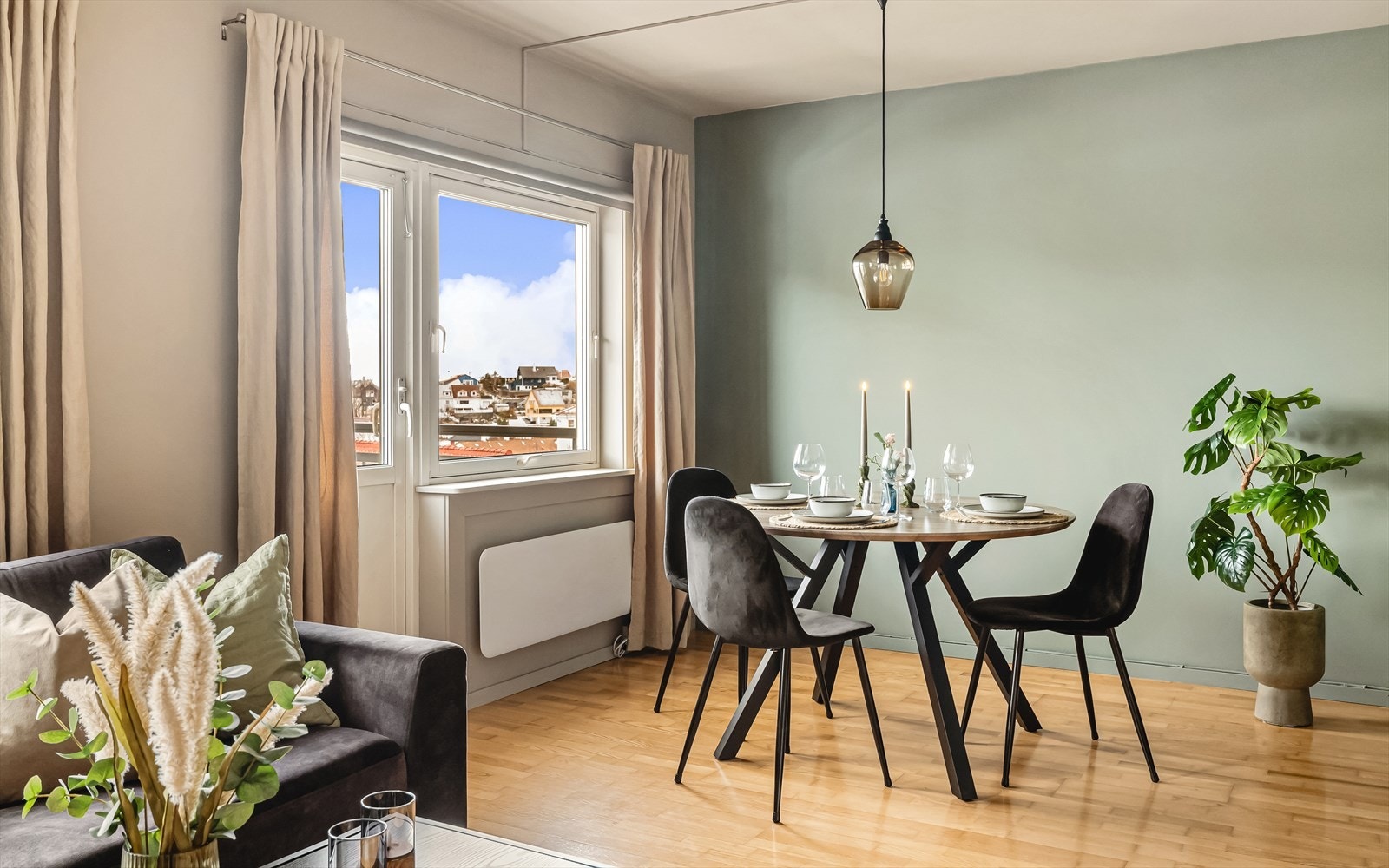 Vindusflatene og balkongdøren sikrer godt med naturlig lysinnslipp. Galleribilde