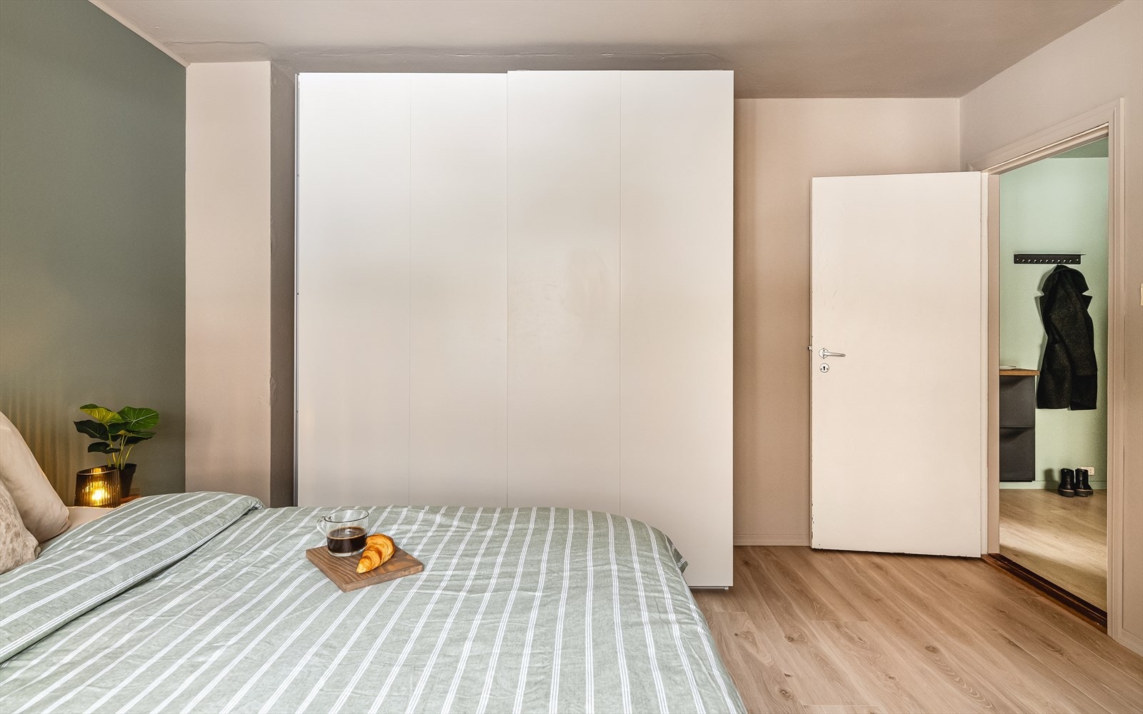 Her kan du fritt innrede med dobbeltseng, nattbord, skrivepult og garderobeløsning. Galleribilde