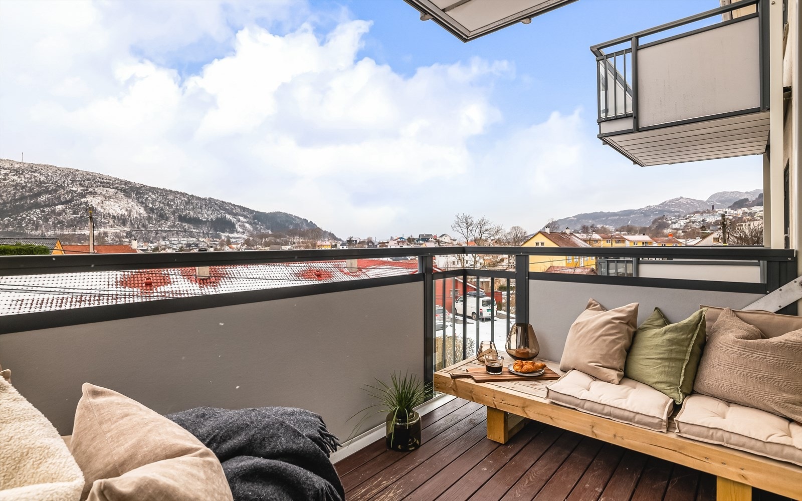 Fra stuen ledes du naturlig ut til balkongen på 5 kvm. Galleribilde