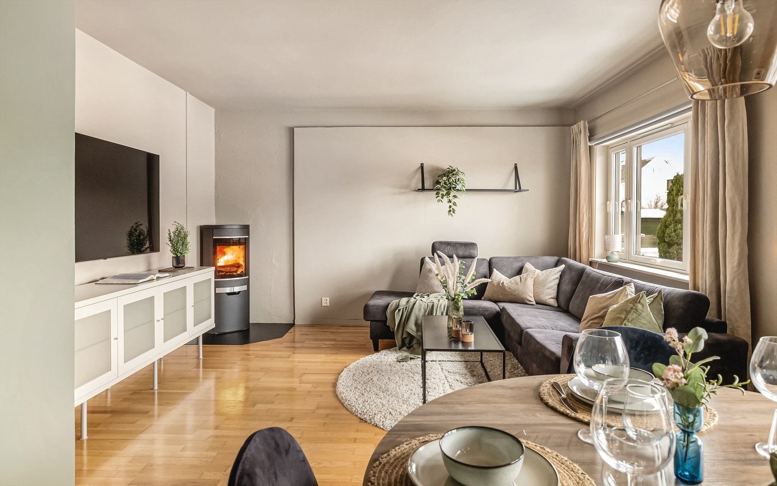 Her er det godt tilrettelagt for å innrede med både sofa- og spisegruppe. Galleribilde