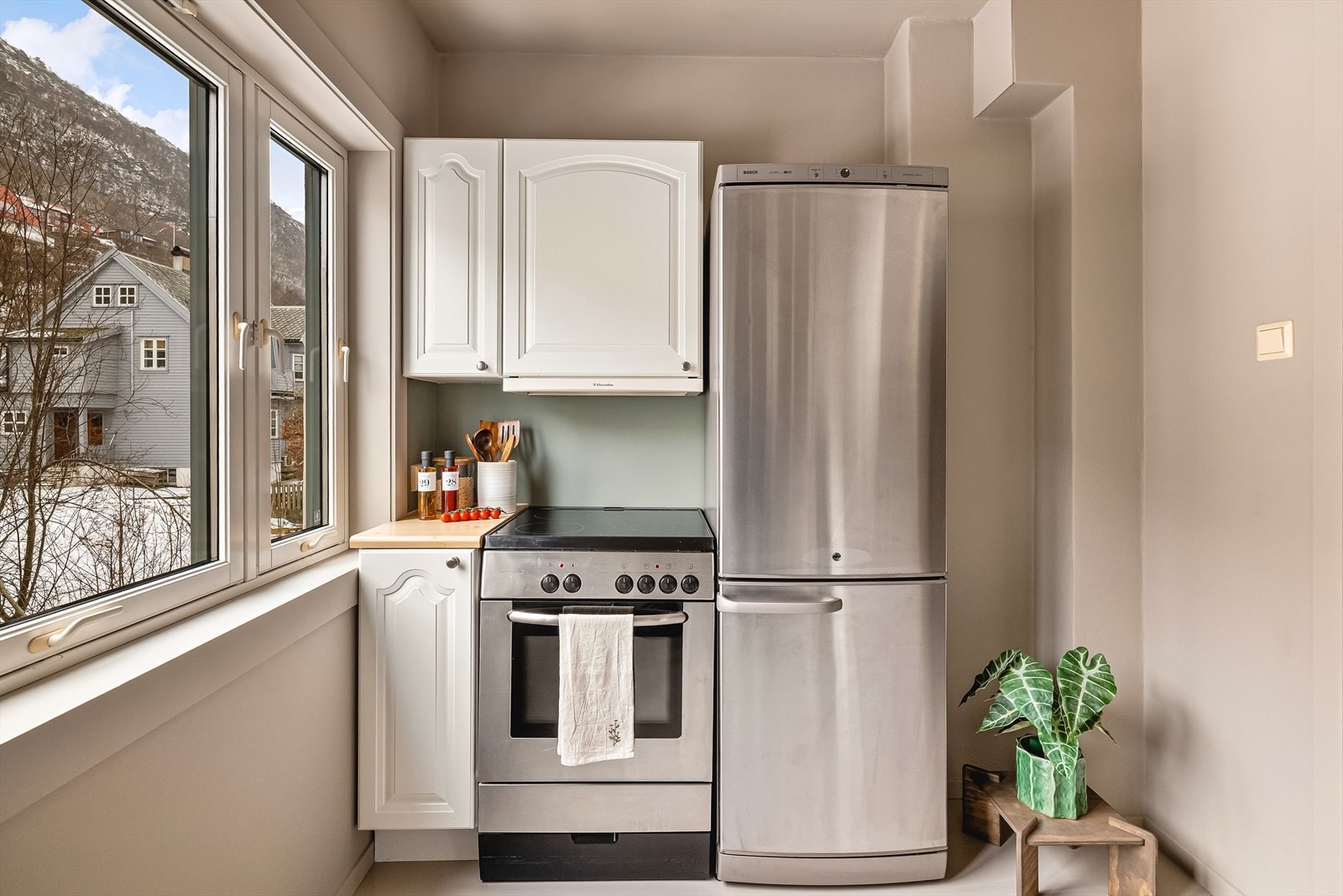 Det er også kjøkkenventilator med avtrekk ut. Galleribilde