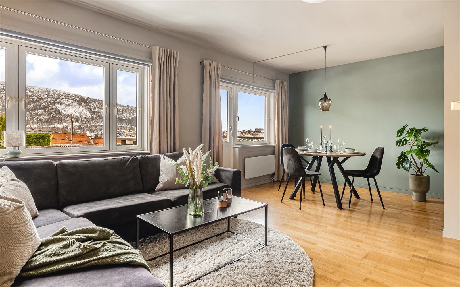 EiendomsMegler 1 ved Oda Emilie Roa har gleden av å presentere Nordahl Rolfsens vei 22A! Foto: Terje Arntsen. Galleribilde