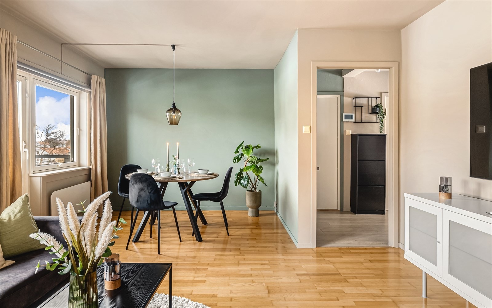 Leilighetens samlingssted er en luftig stue på 22,2 kvm. Galleribilde