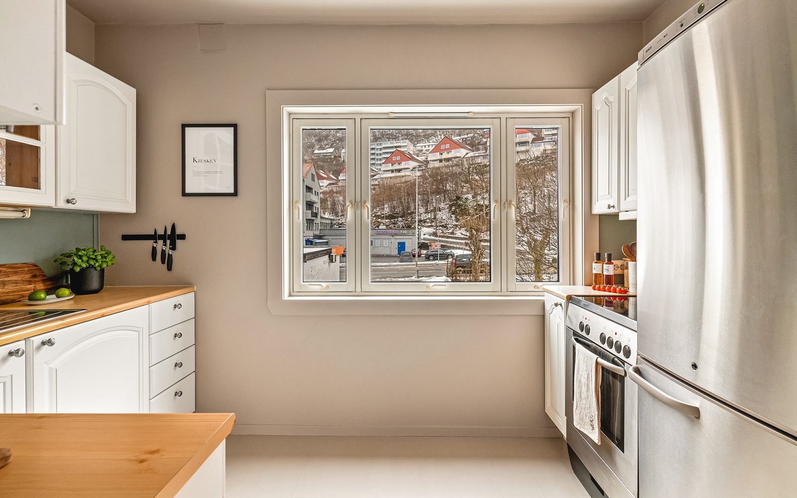 Kjøkkenet måler 7,1 kvm og har innredning med profilerte fronter, samt benkeplate av laminat. Galleribilde