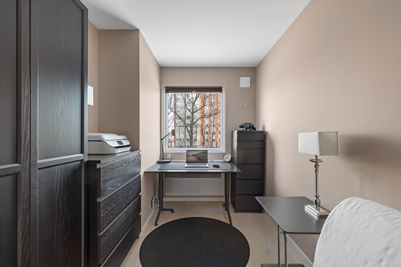 Leilighetens andre soverom er perfekt både som soverom og kontorplass! Galleribilde