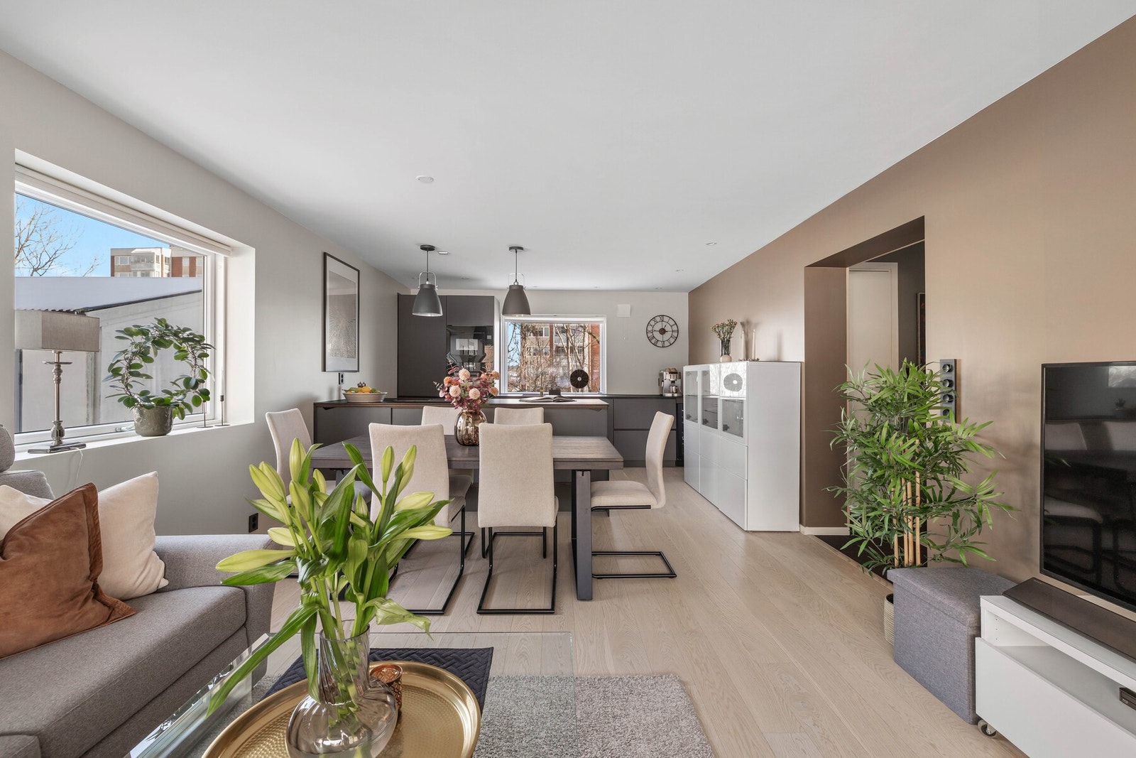 Lys og romslig stue med god plass til sofagruppe, og utgang til balkong. Galleribilde