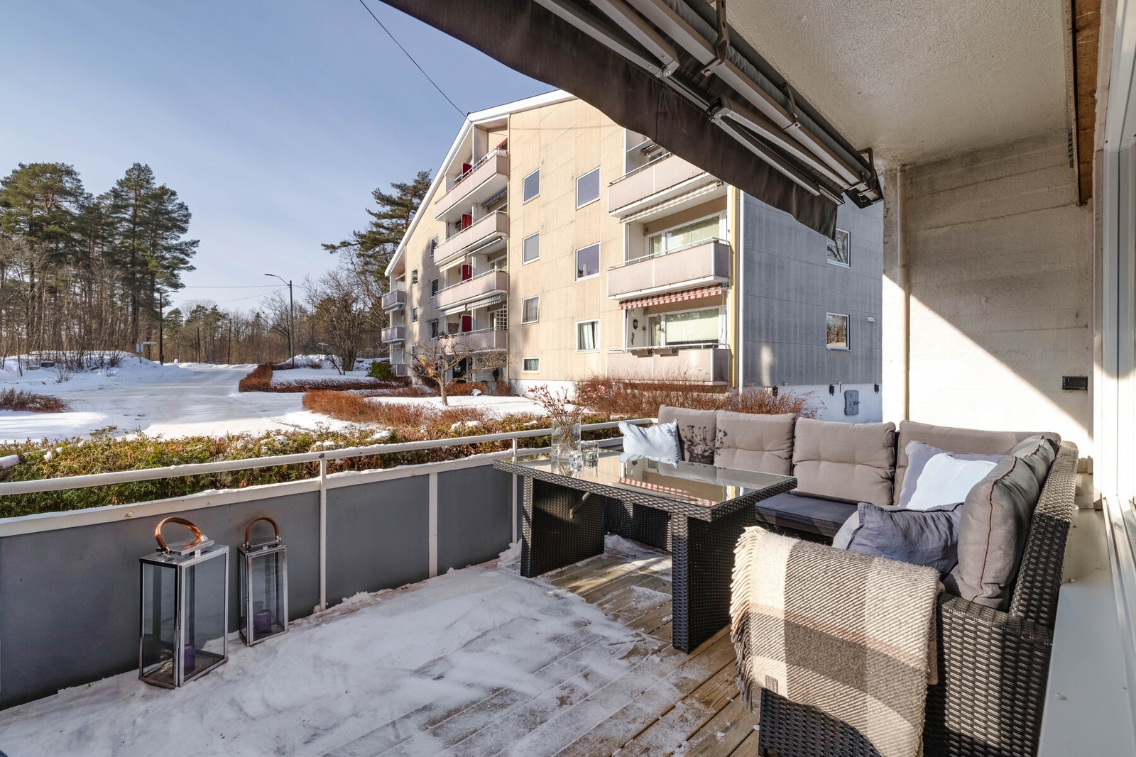 Hyggelig balkong med plass til utemøbler. Galleribilde