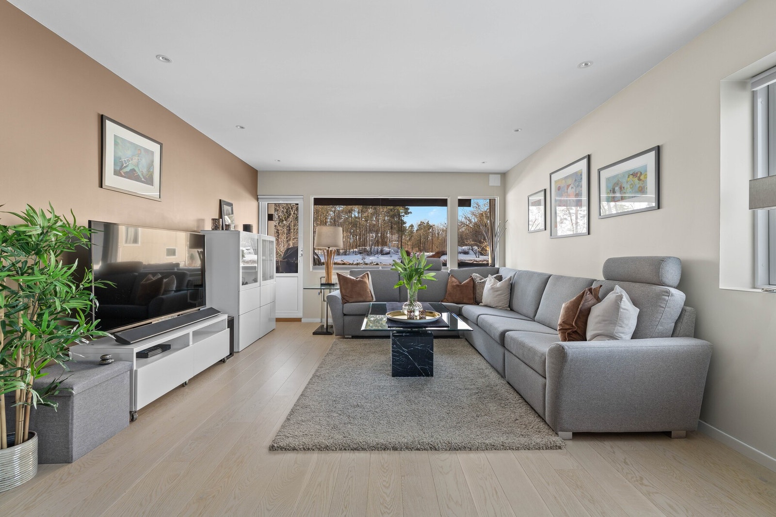 Ida Holav v/ EIE Eiendomsmegling presenterer Dronning Åsas vei 4A! Foto: Asmyhr. Galleribilde