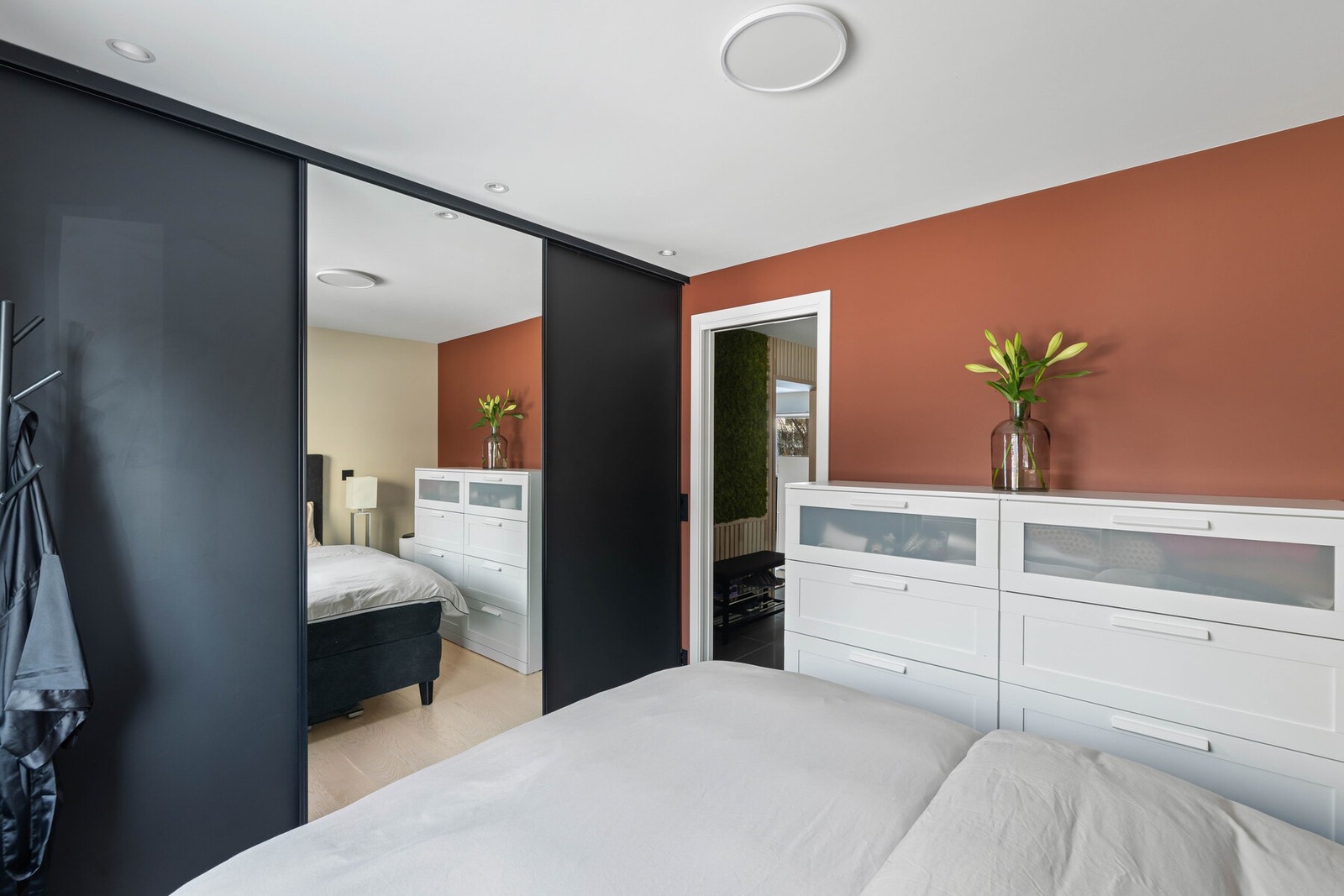 Det første soverommet har god oppbevaringsplass i garderobeskap, og plass til en dobbeltseng med nattbord på begge sider. Galleribilde