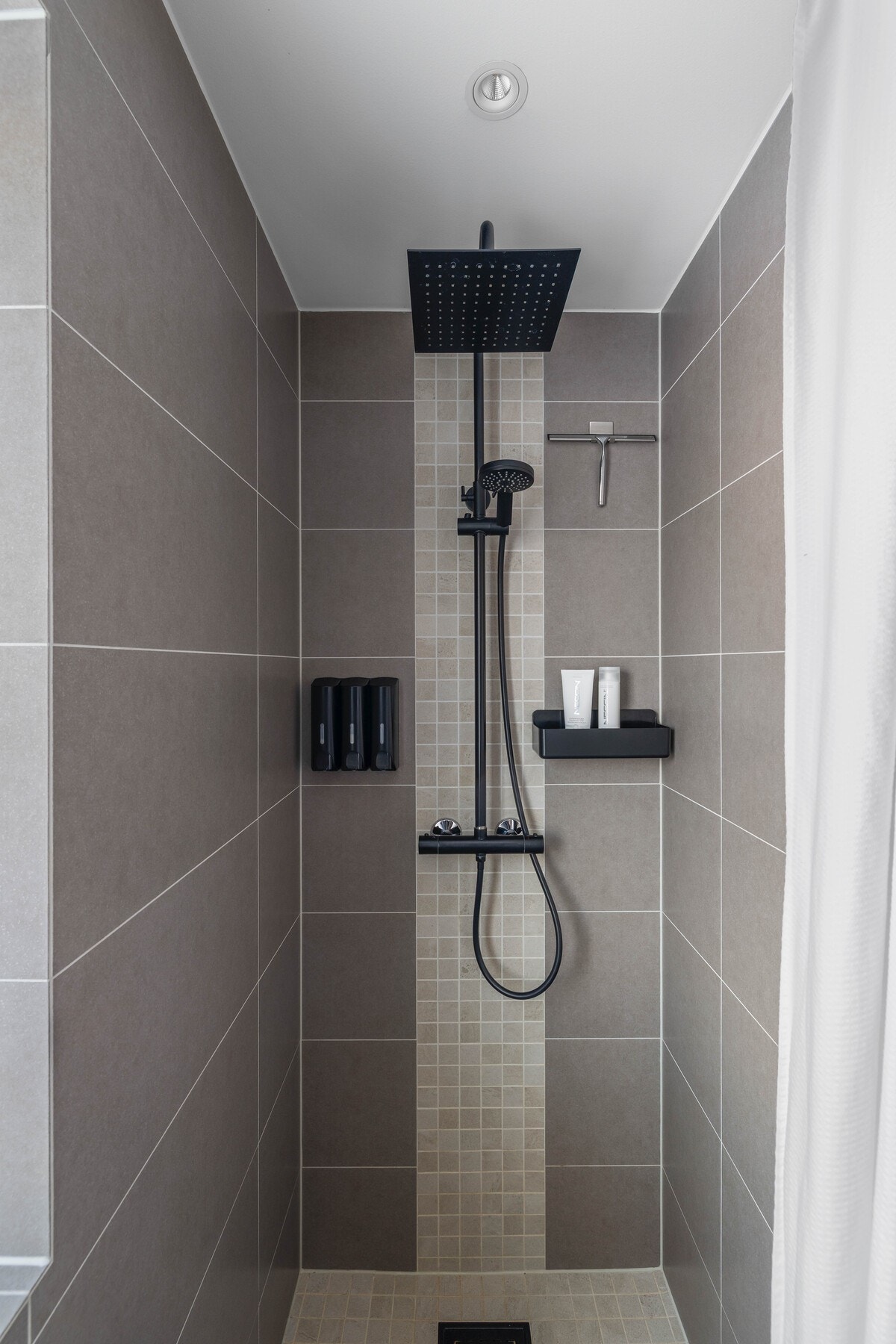 Badet er totalrenovert i 2020 med flislagte overflater, varmekabler i gulv og dokumentert membranløsning. Galleribilde