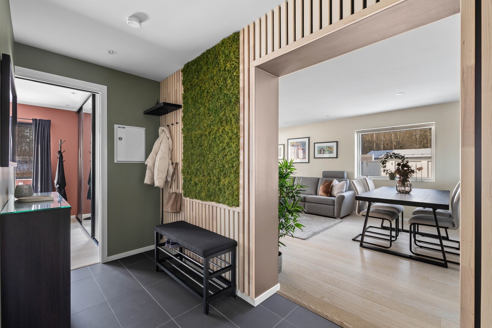 Innbydende entré med plass til oppbevaring. Galleribilde