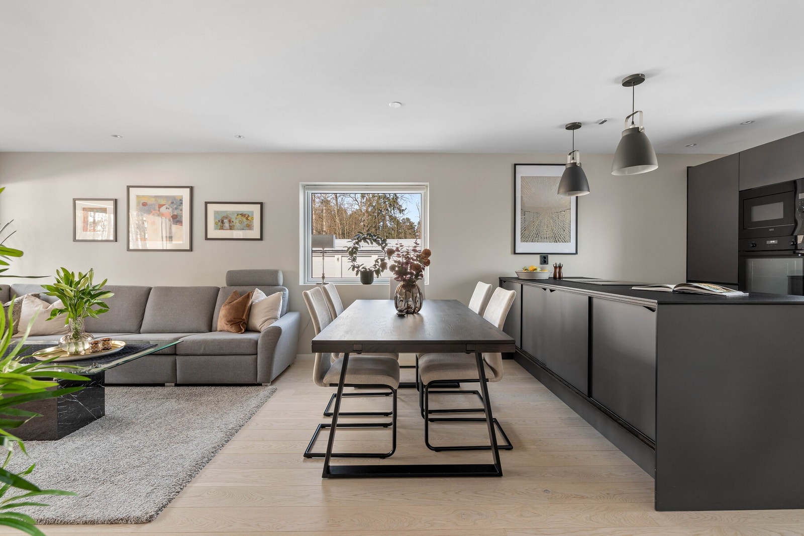 Åpen løsning fra kjøkken mot stue og spisestue skaper en sosial og luftig atmosfære. Galleribilde