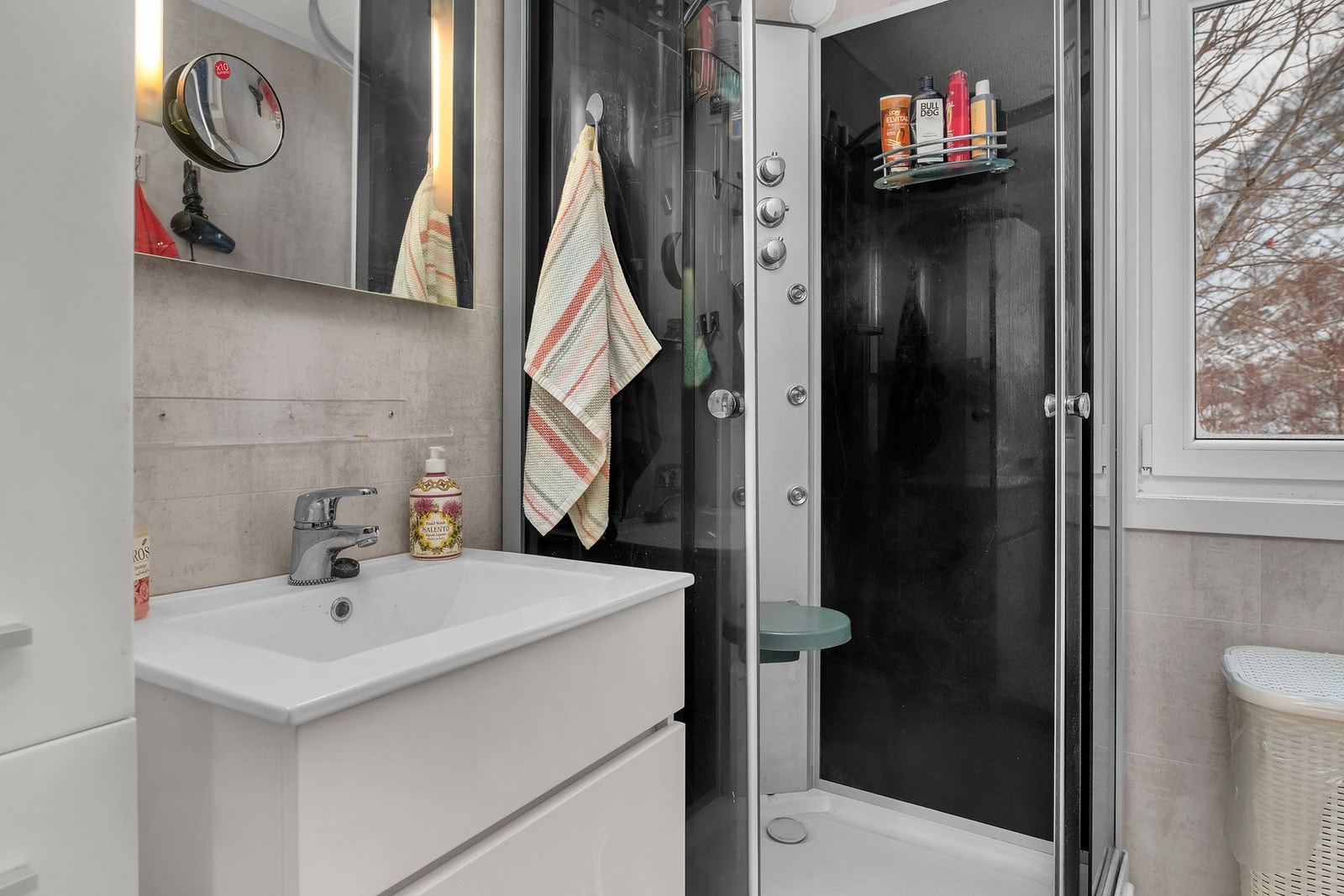 Utstyrt med servantinnredning på vegg, dusjkabinett og toalett. Flislagt gulv med varmekabler Galleribilde