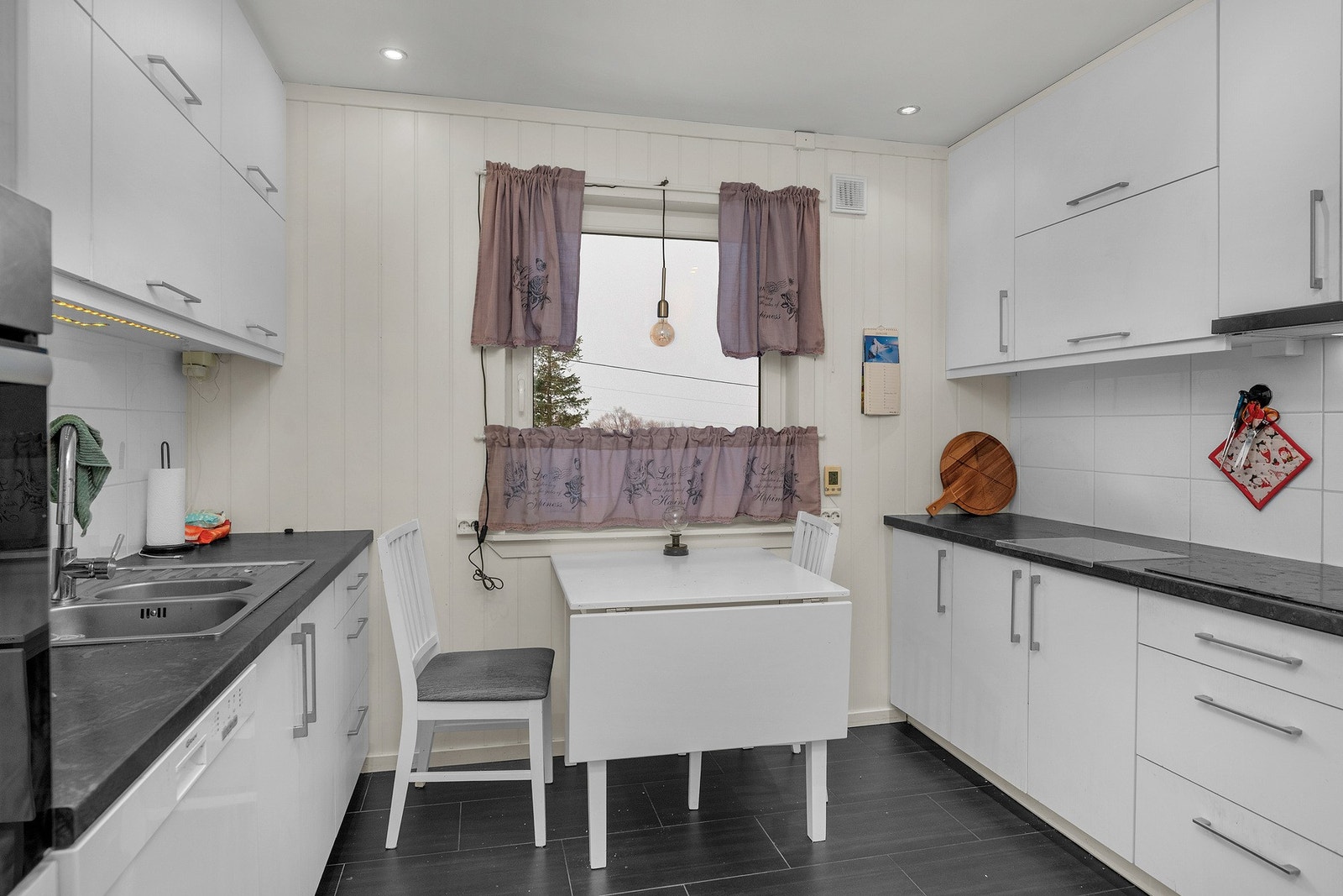 Kjøkken med innredning fra 2018 - Spotbelysning i tak Galleribilde