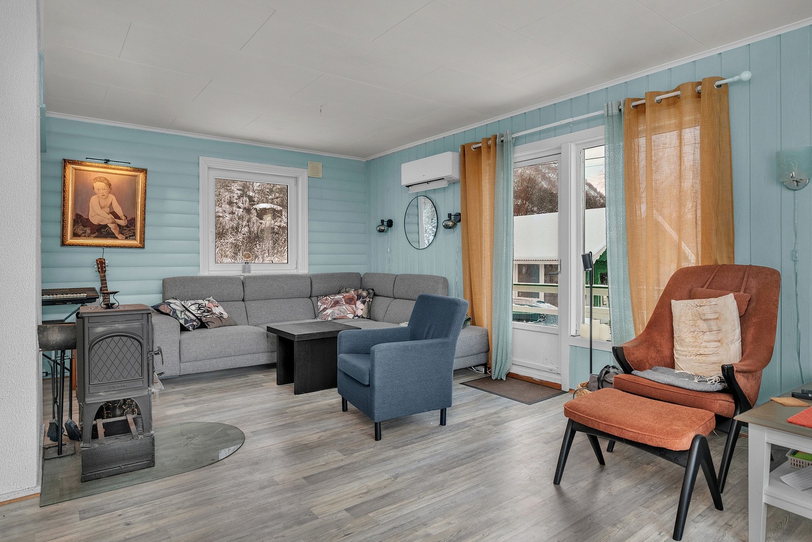 Lys stue med vedovn og varmepumpe Galleribilde