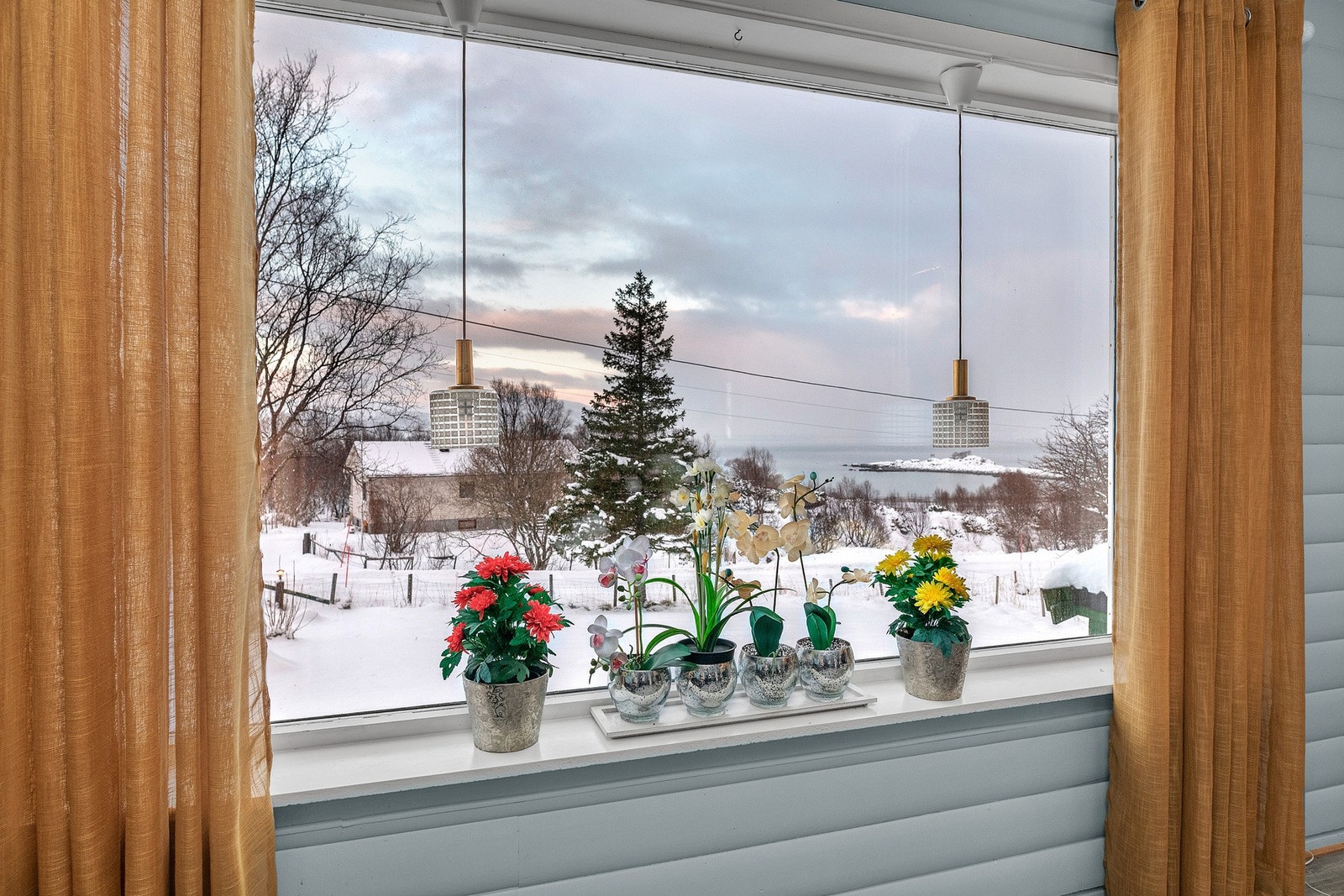 Pen utsikt fra store stuevinduer Galleribilde