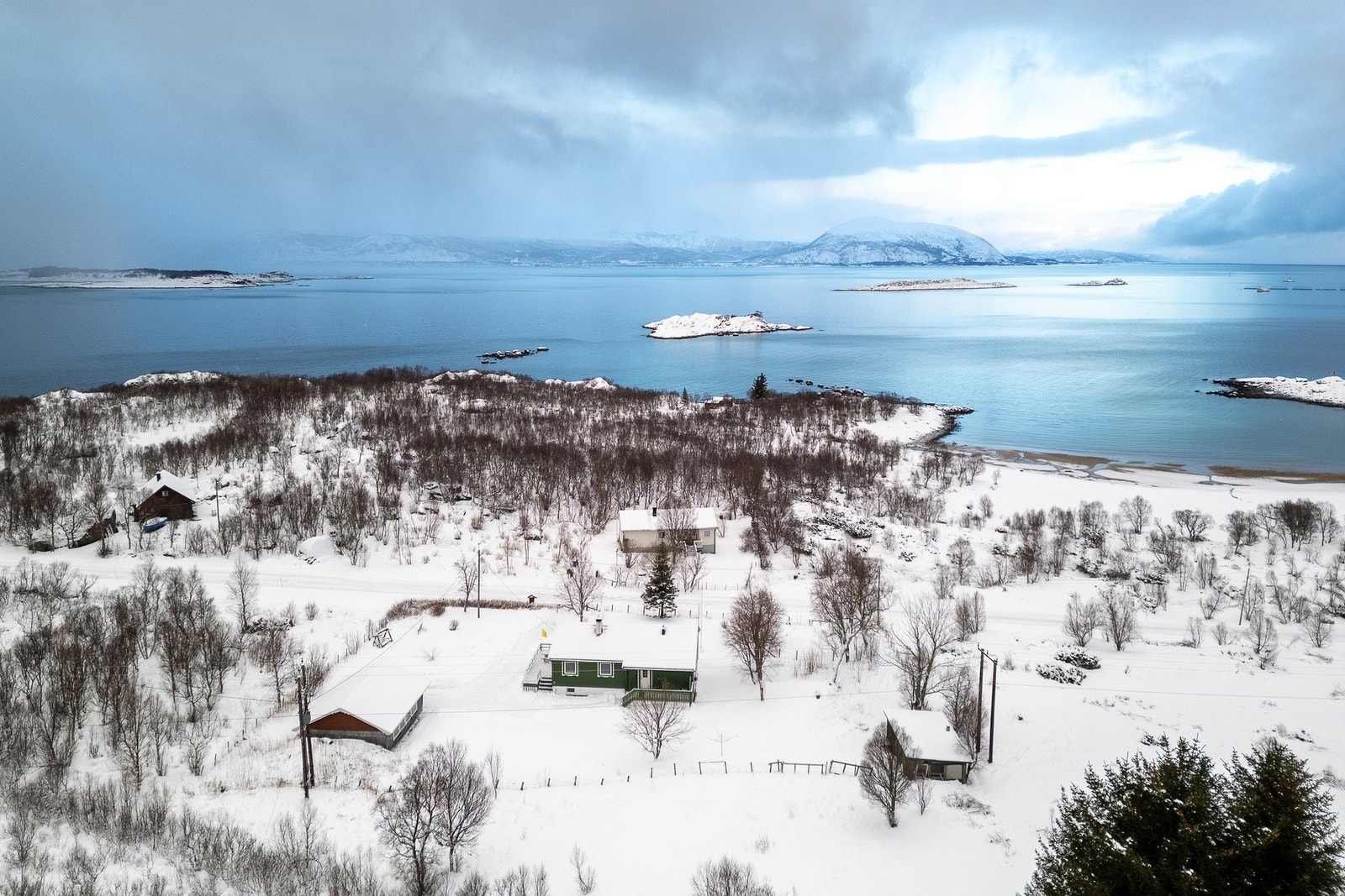 EIE eiendomsmegling v/Mathias Gjertsen har gleden av å presentere Midnattsolveien 4519! Foto: Lunde Images AS v/Øystein Lunde Galleribilde