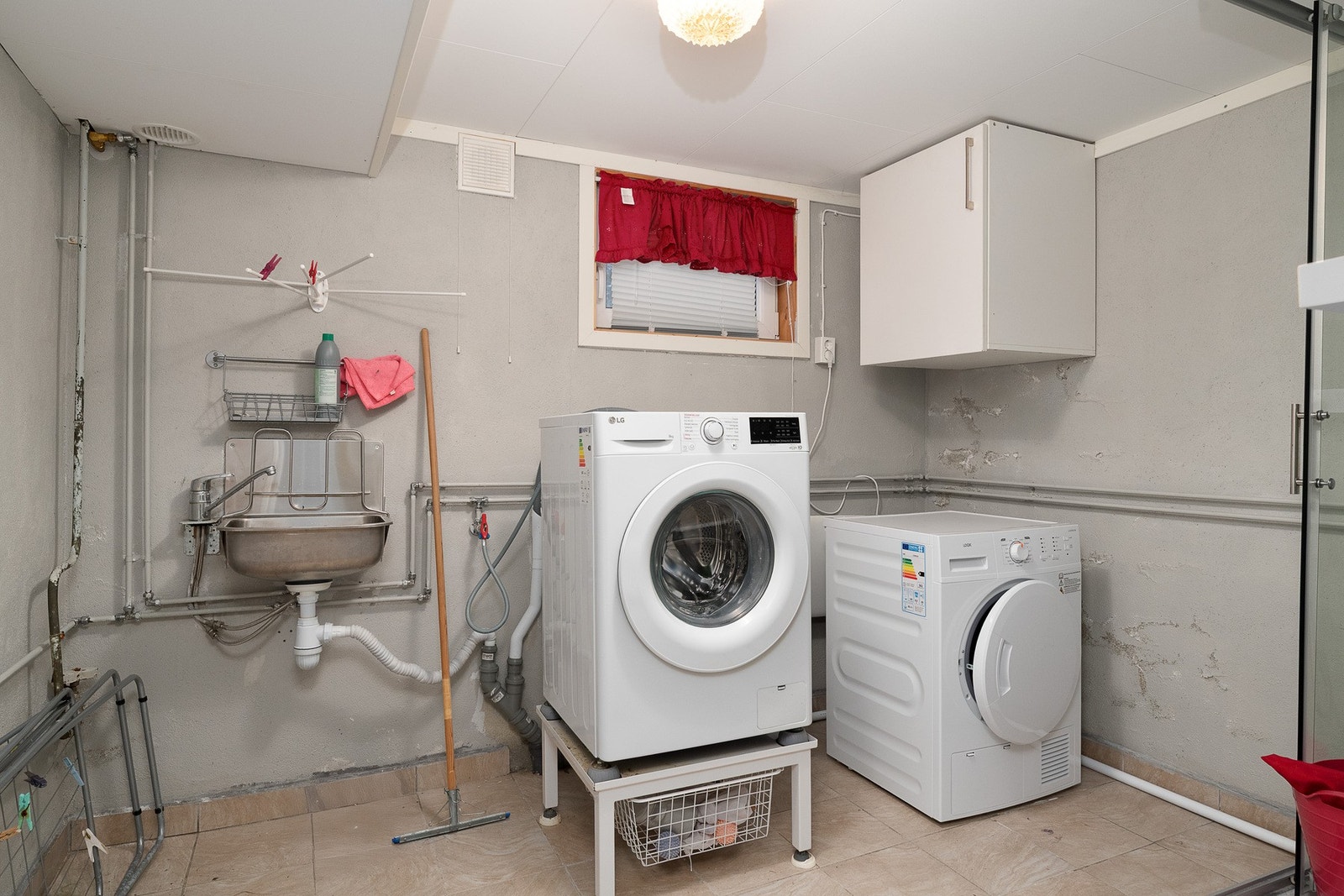 Vaskerom i kjeller med opplegg for vaskemaskin, skyllekar, toalett og dusjkabinett Galleribilde