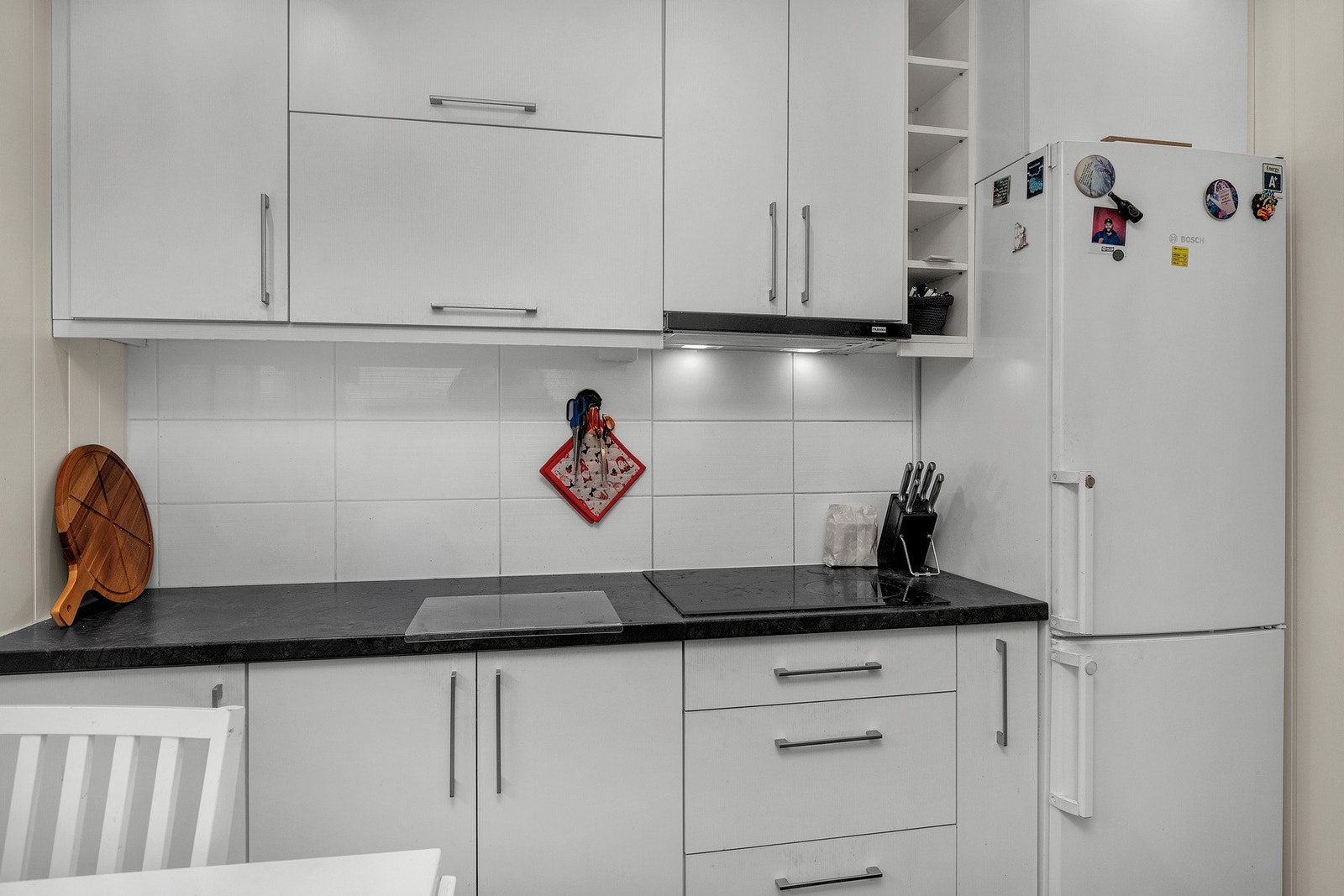 Innredningen har slette fronter, god skap- og benkeplass, samt halvintegrerte hvitevarer Galleribilde