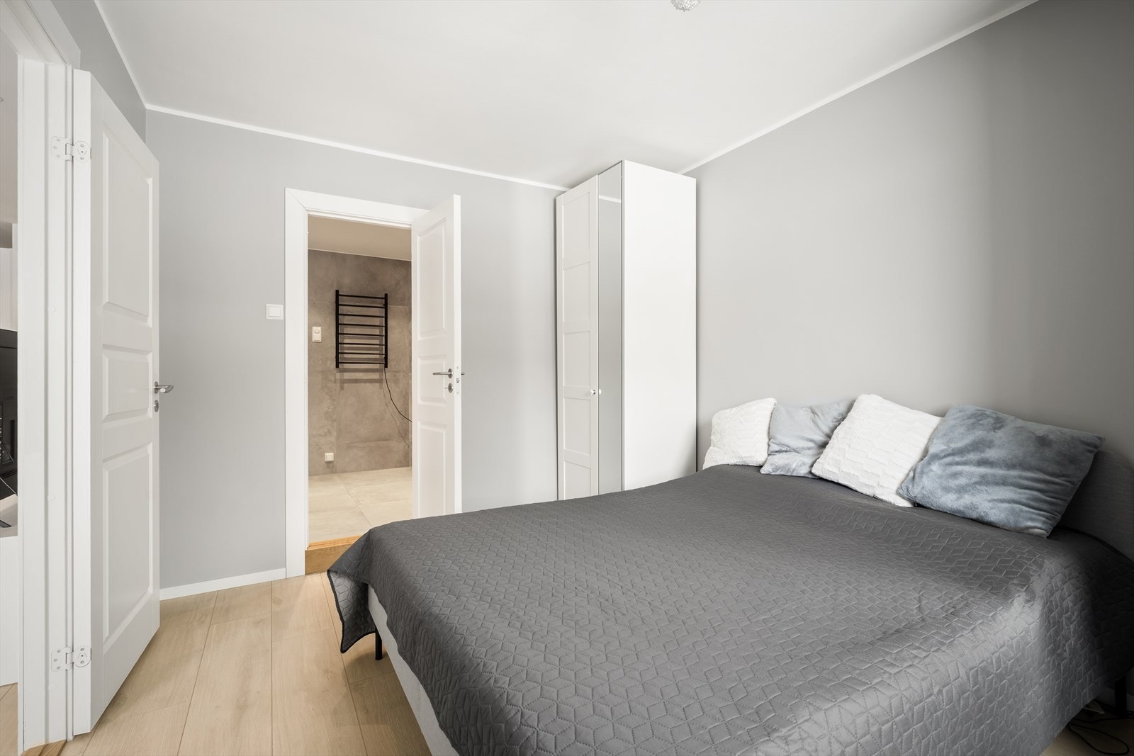 Hovedsoverom med god plass til garderobeløsning og privat inngang til badet. Galleribilde