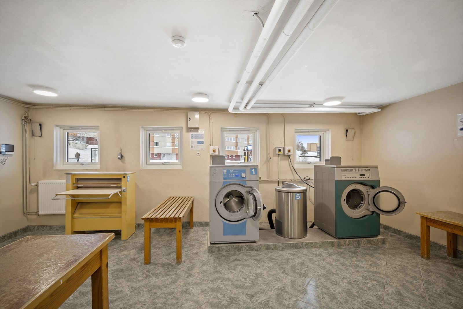 Effektivt felles vaskerom med gode arbeidsflater. Galleribilde