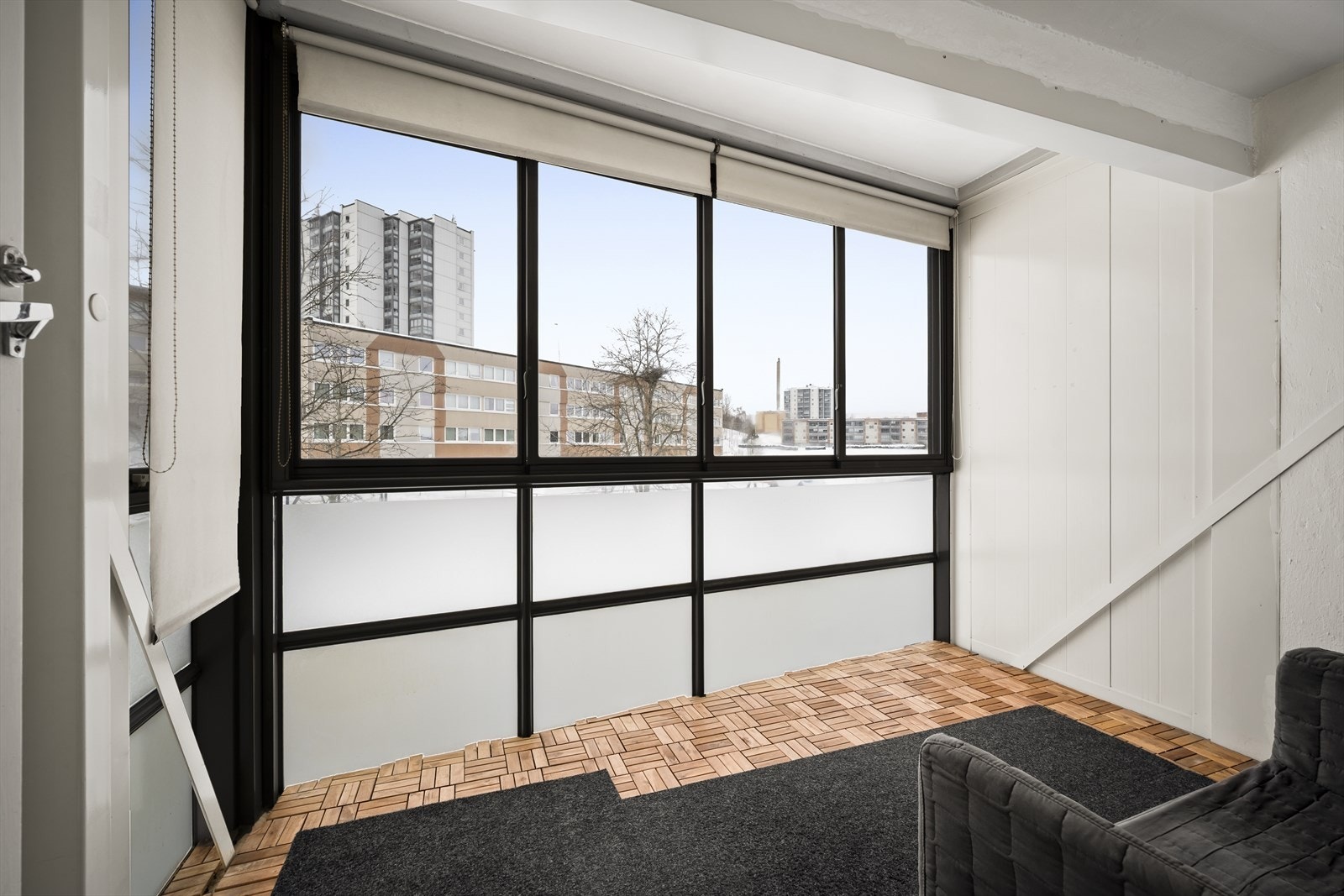 Stor innglasset balkong - et ekstra oppholdsrom. Galleribilde