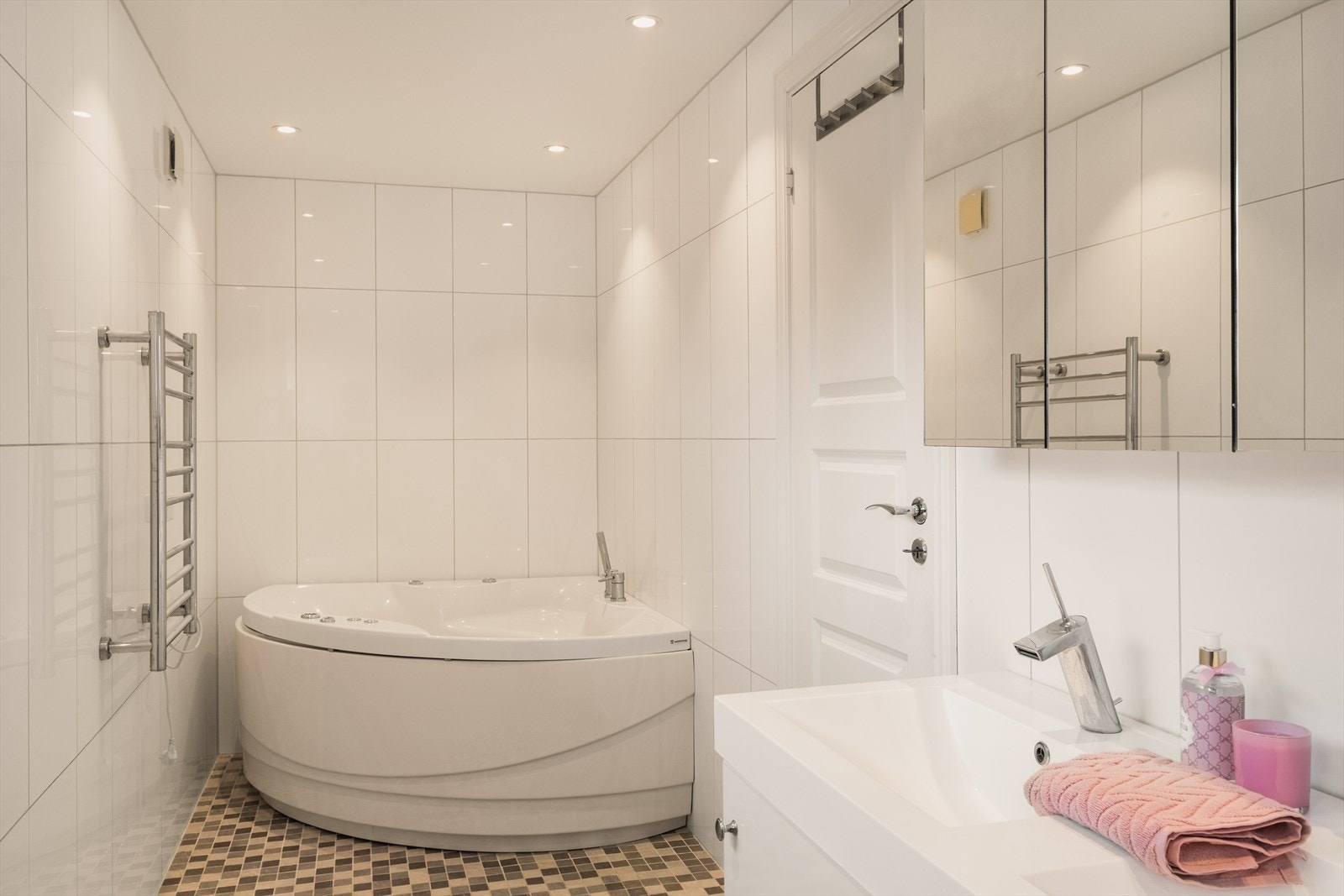 Hovedbadet har også boblebadekar Galleribilde