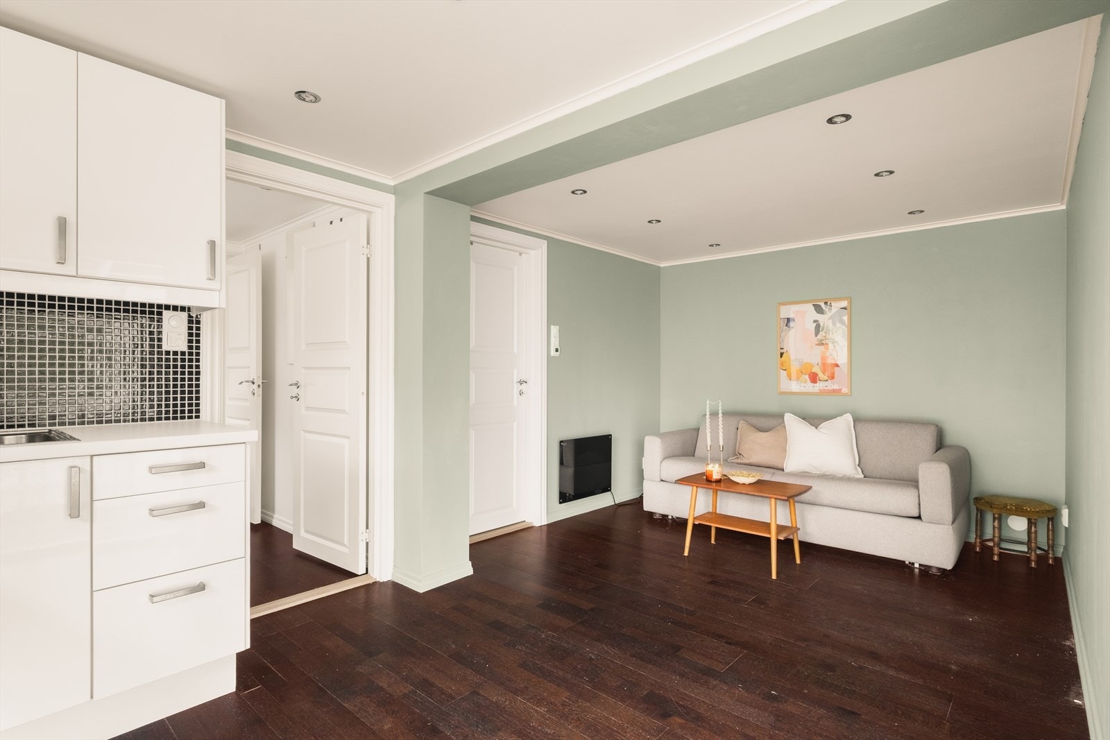 Hybeldel: Stue med åpen kjøkkenløsning. Har tidligere vært utleid for kr. 7000,- + strøm per måned Galleribilde