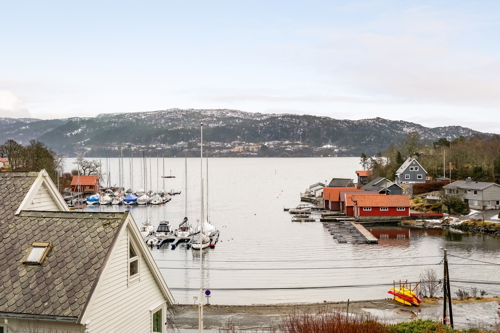 Fin utsikt over vågen, her det d\mye aktivitet på sjøen. Fanafjellet og Linken ser man på andre side av Fanafjorden Galleribilde