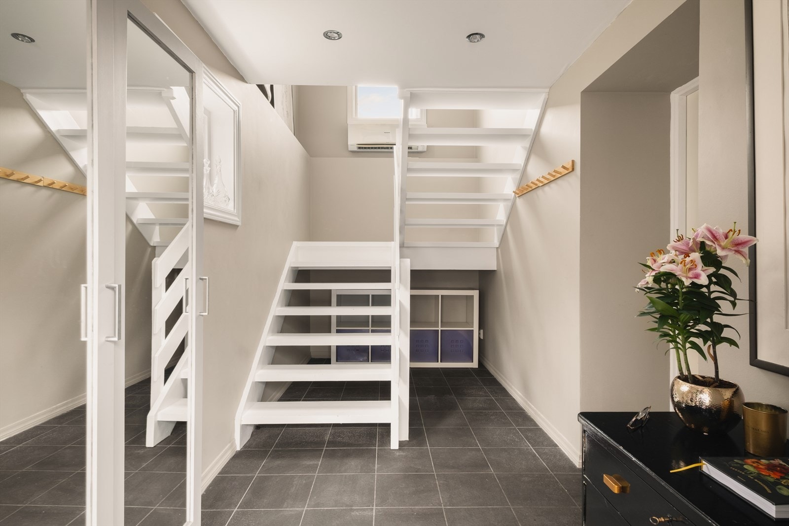 Romslig entrè med godt lysinnslipp Galleribilde