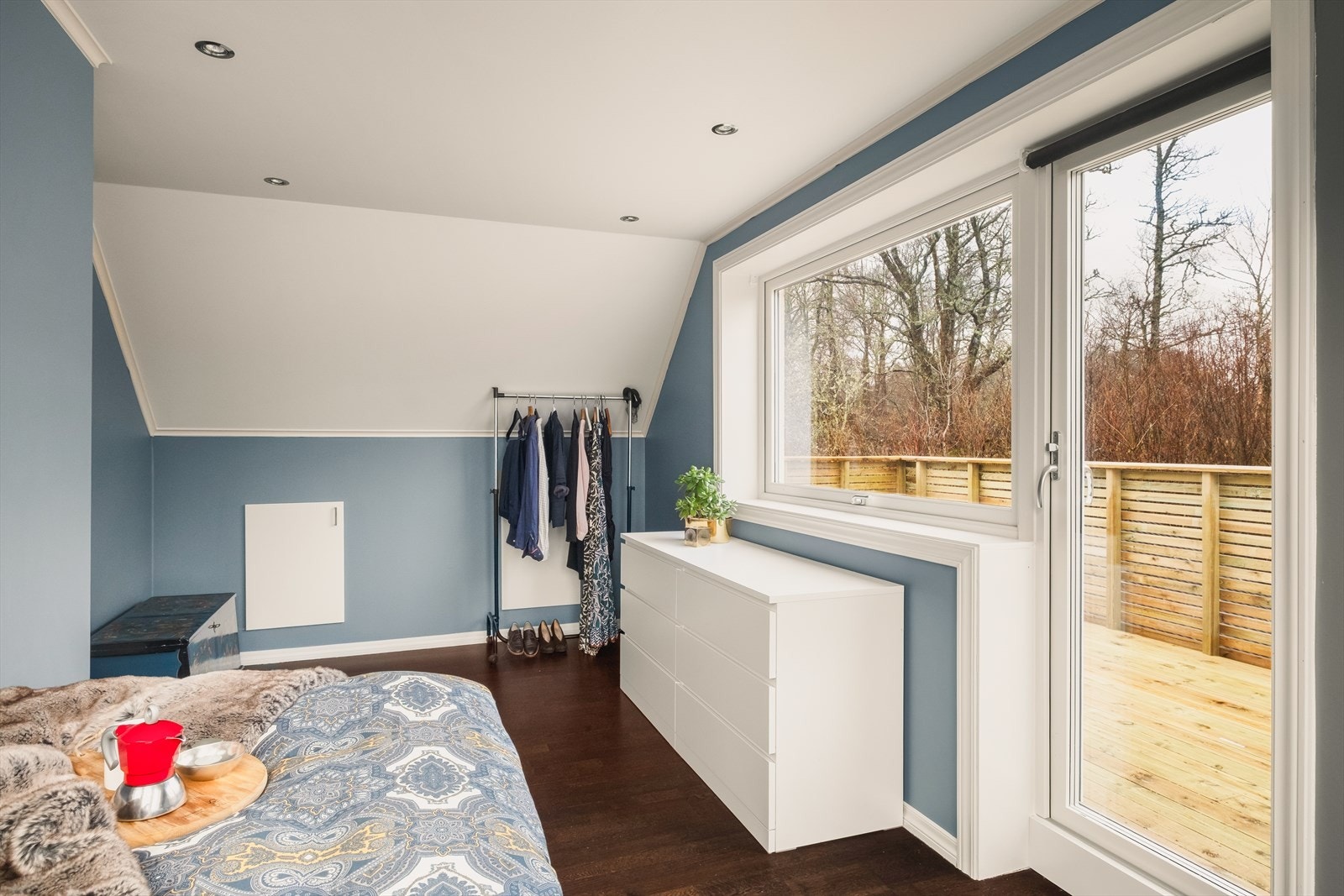 Rommet er hele 16,5 kvm og det gir ulike innredningsmuligheter. Kanskje en liten sofa, arbeidsplass, alt etter ønske og behov! Egen altan har man også Galleribilde