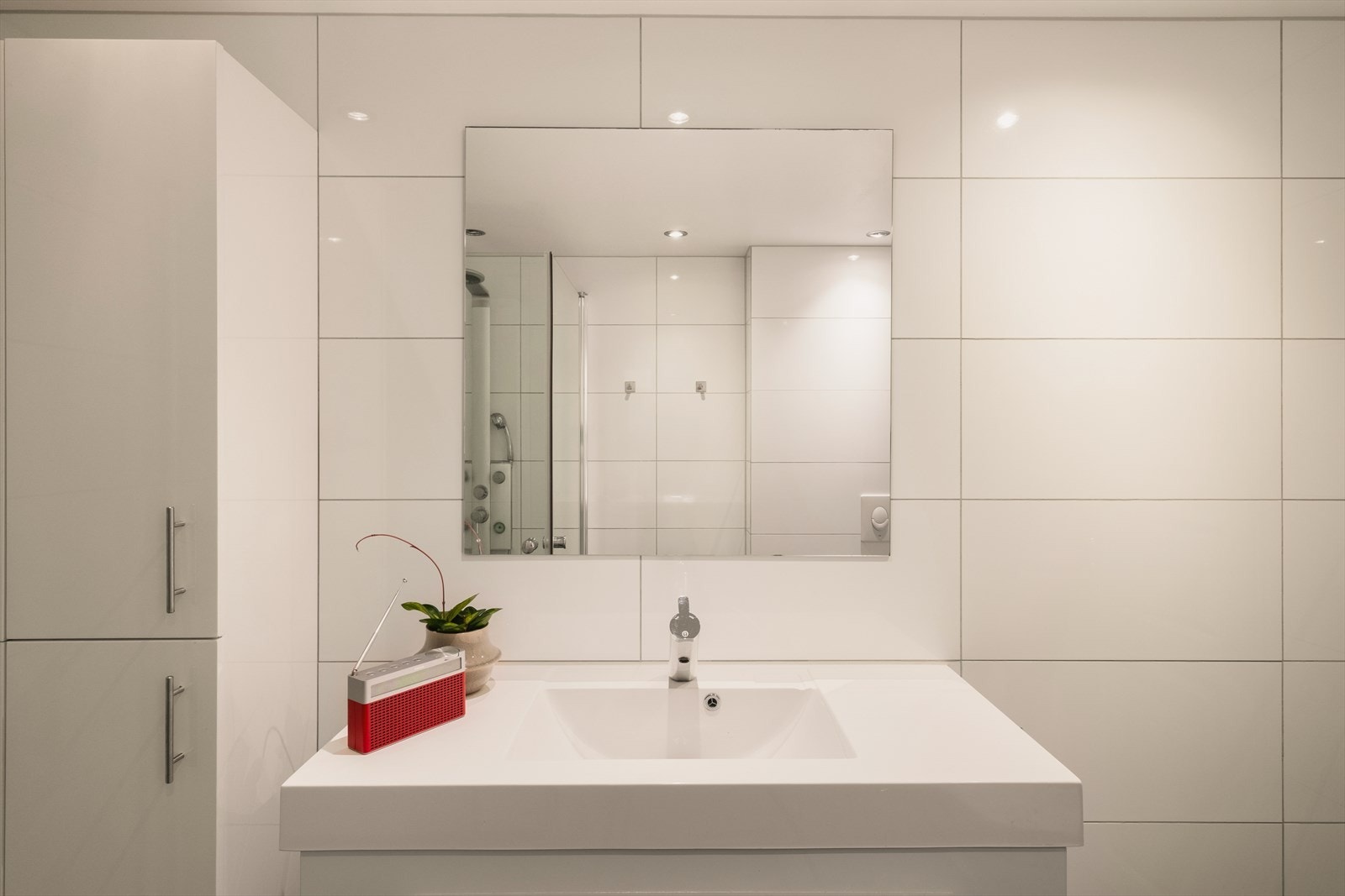 Pent helfliset bad i underetasje med innredning og downlights i tak Galleribilde