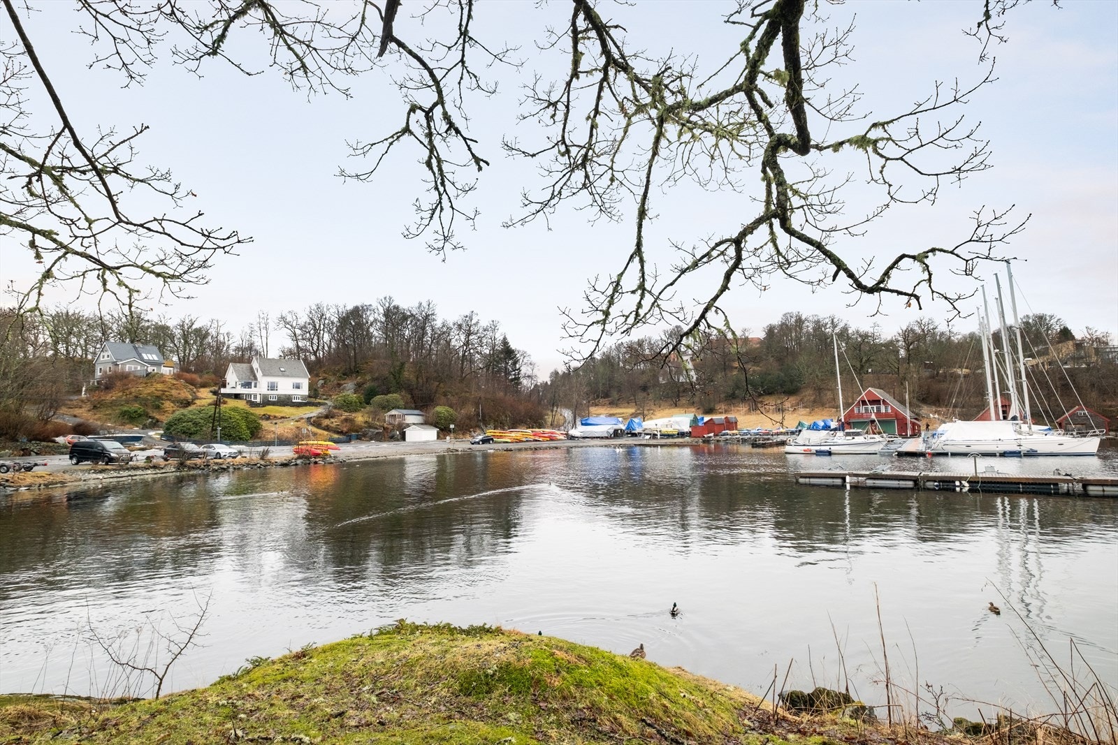 Huset ligger i maritime omgivelser med fint utsyn, samtidig som det er skjermet og usjenert Galleribilde