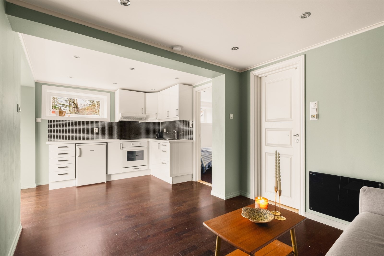 Hybeldel: Kjøkkeninnredning fra Ikea med slette overflater og integrert stekeovn/platetopp Galleribilde