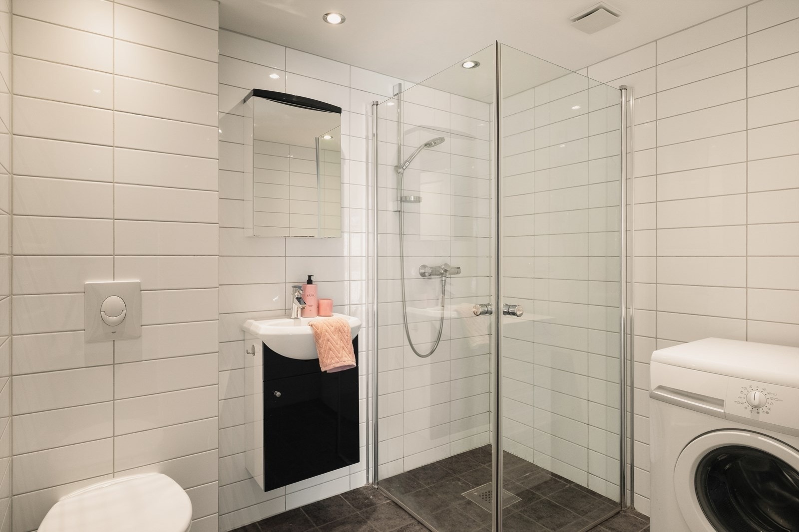 Hybeldel: Helfliset bad med plass til vaskemaskin/kondenstørker Galleribilde