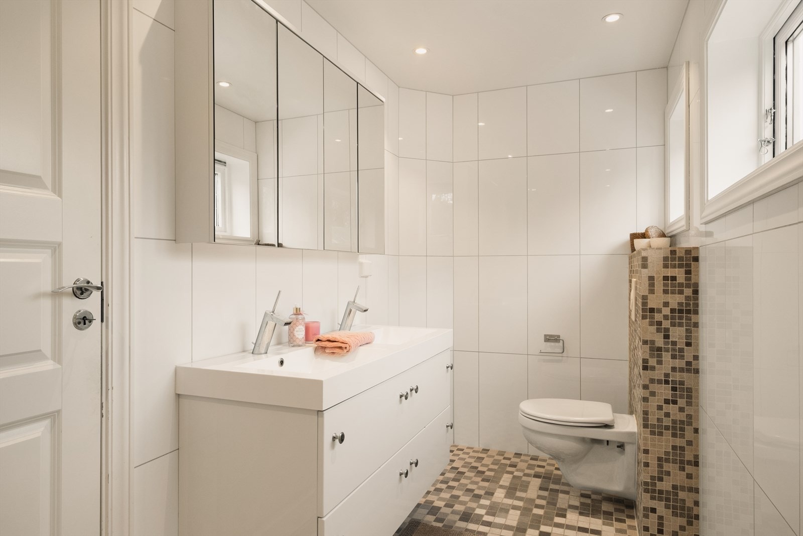 Delikat og pent helfliset bad i hovedetasje Galleribilde