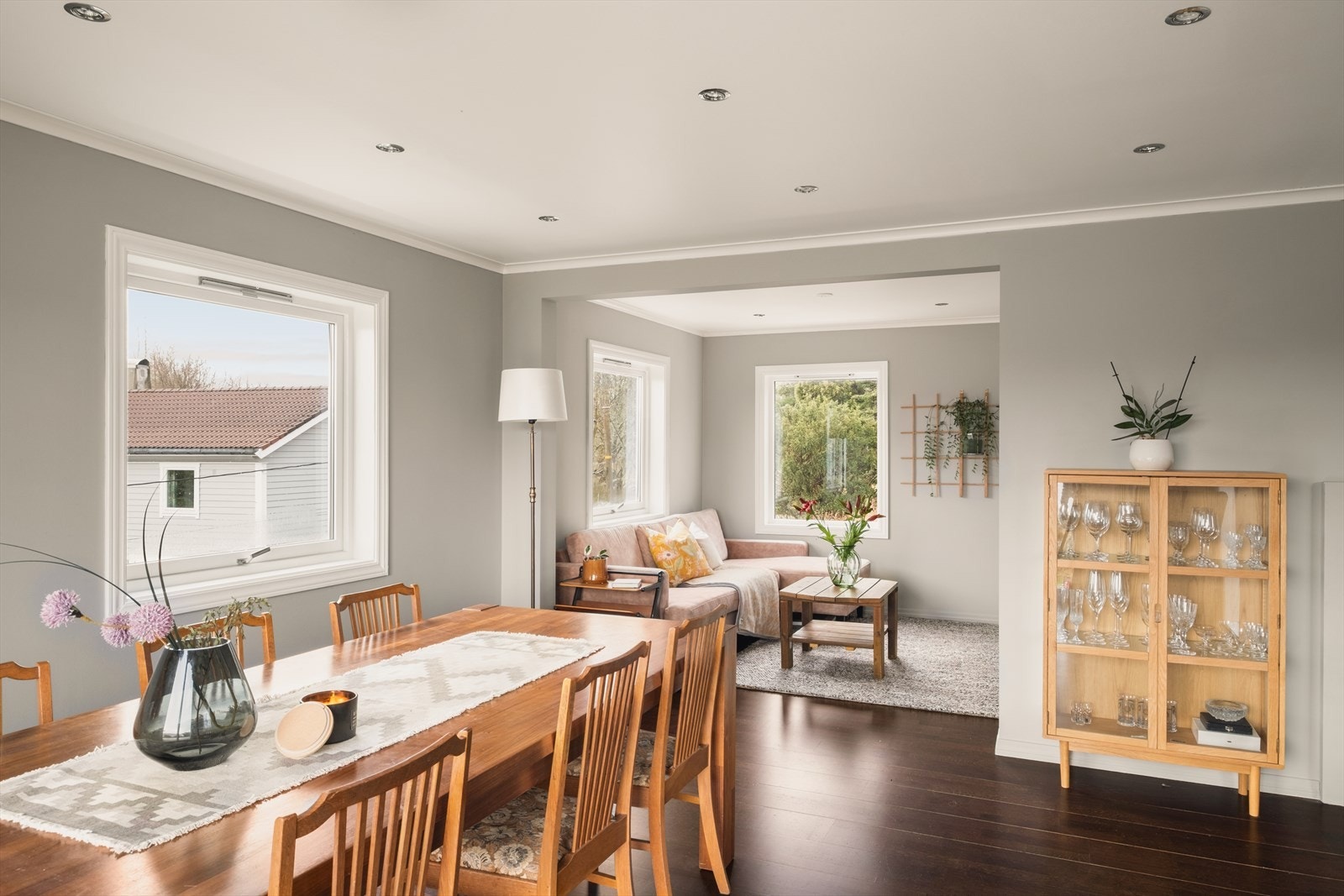 Stuen er todelt med god spiseplass og tv- krok Galleribilde