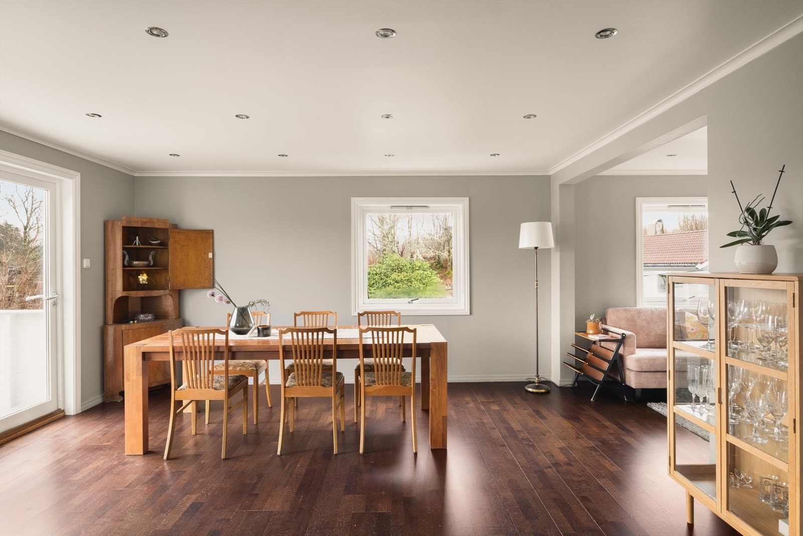 Åpen og lys stue/kjøkken løsning på 38 kvm Galleribilde